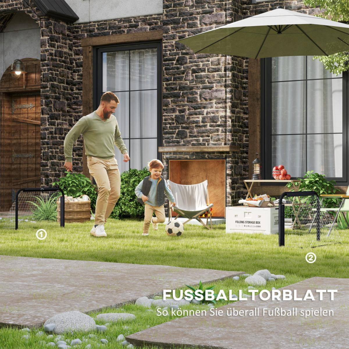 Vater und Sohn spielen Fußball im Garten, mit Tore und Gartenmöbeln.