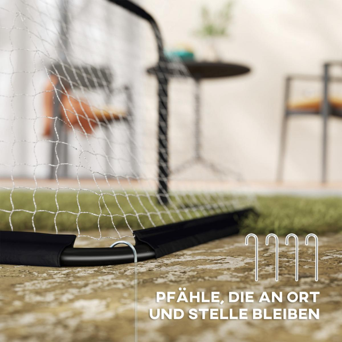 Fußballtor-Netz mit Heringen auf Kunstrasen und Boden.