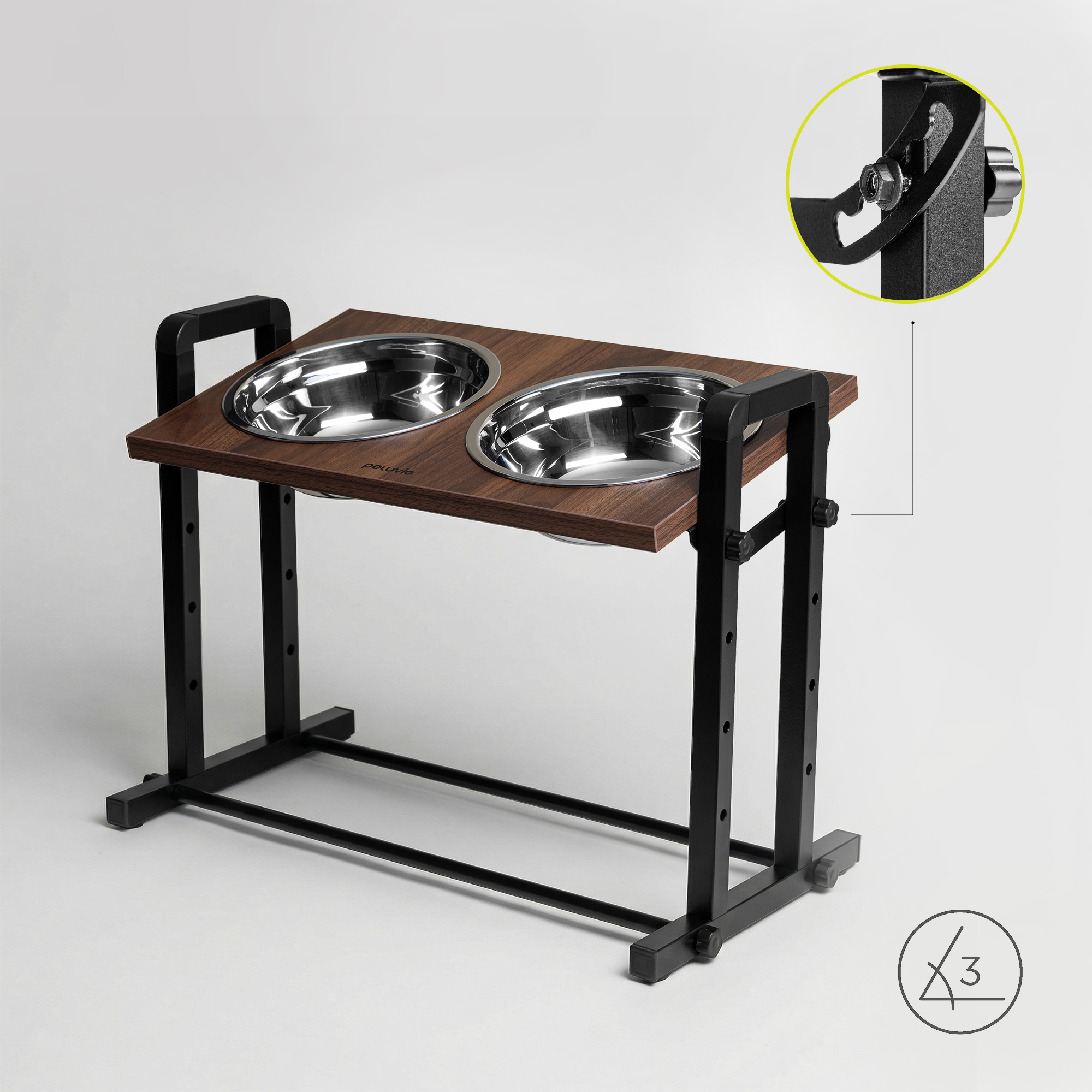 Erhöhte Futterstation mit zwei Edelstahlnapfen auf einem Holztisch mit schwarzem Metallgestell.