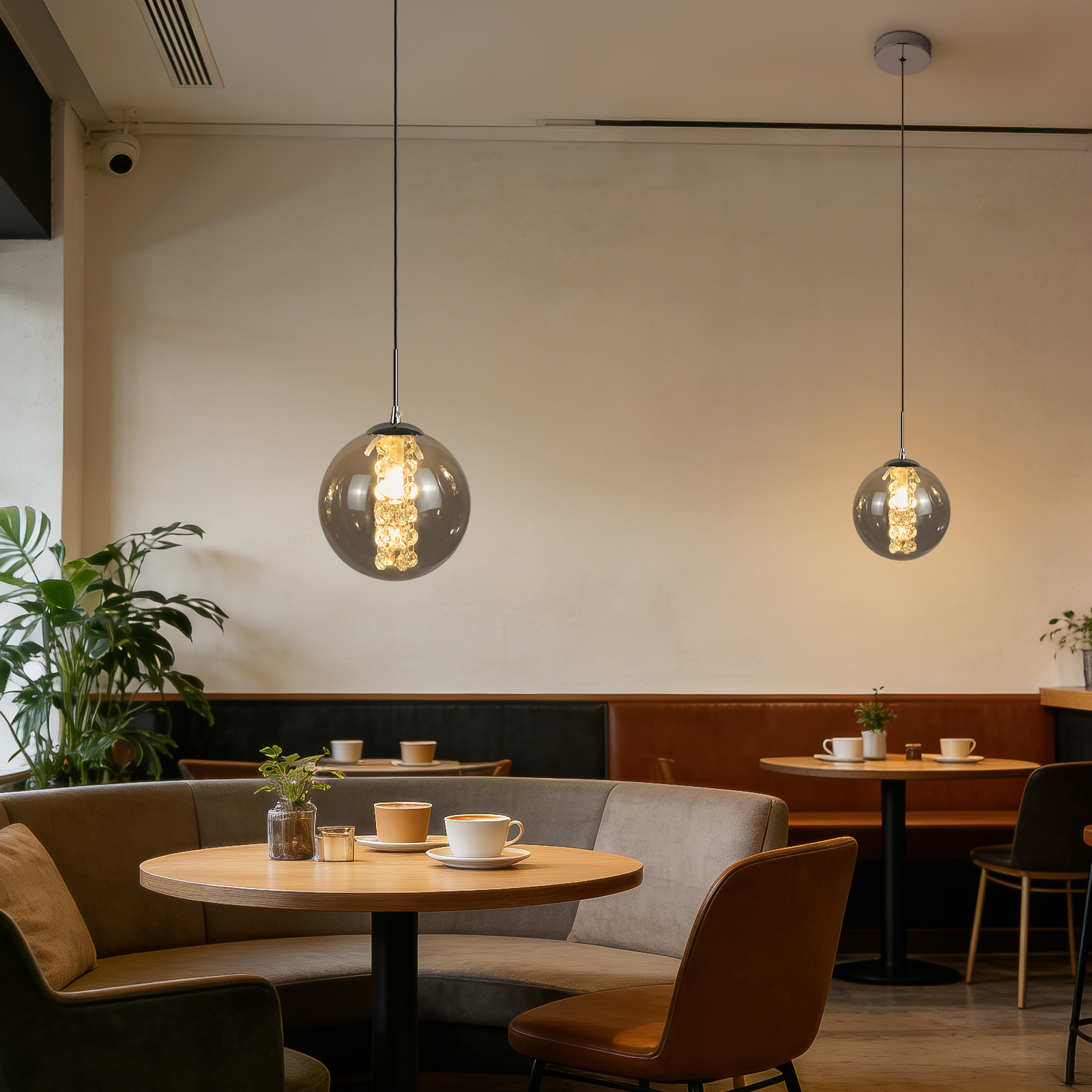 Ein modernes Café mit runden Tischen, Sitzbänken und Pendelleuchten.