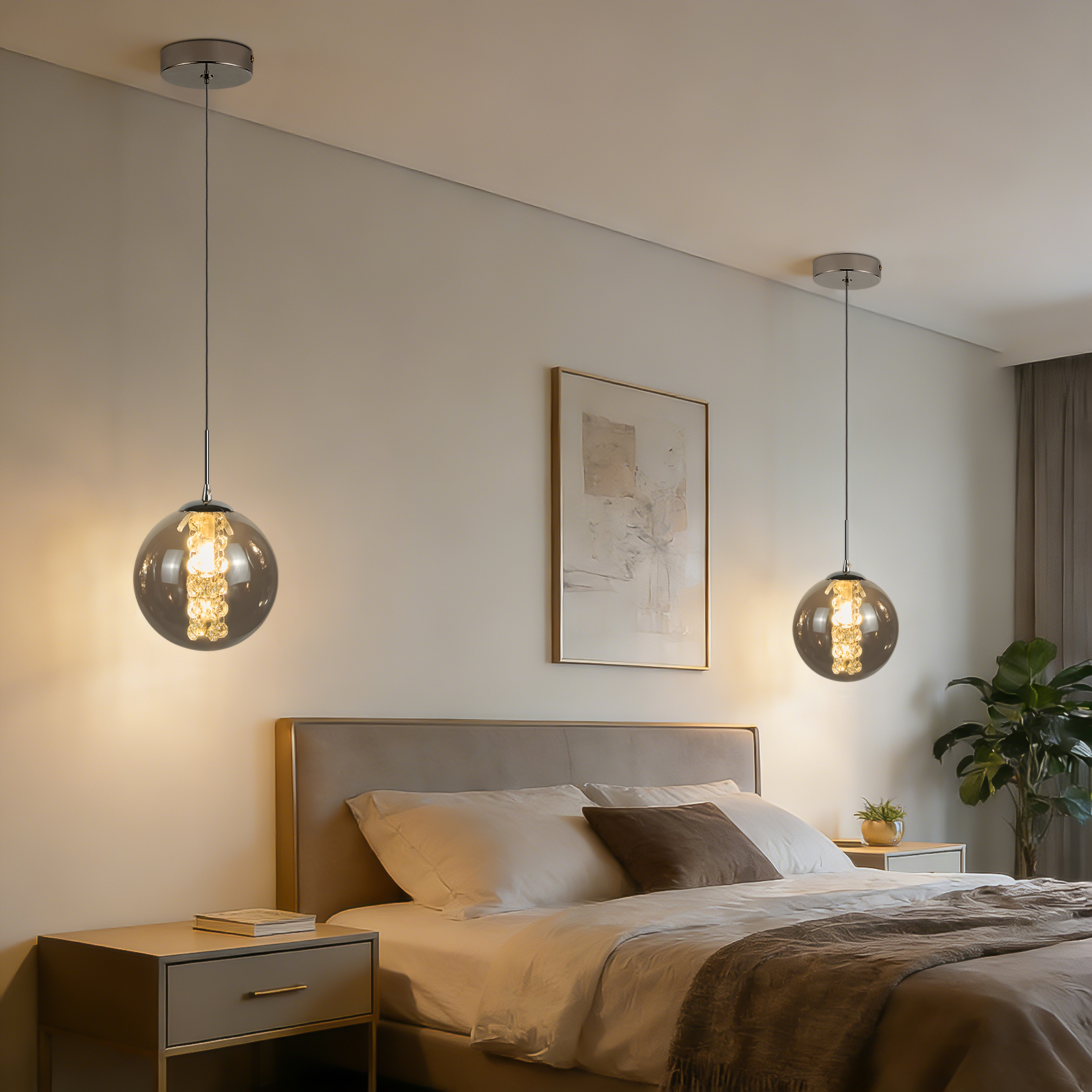 Ein Schlafzimmer mit einem Bett, Nachttischen und Pendelleuchten.