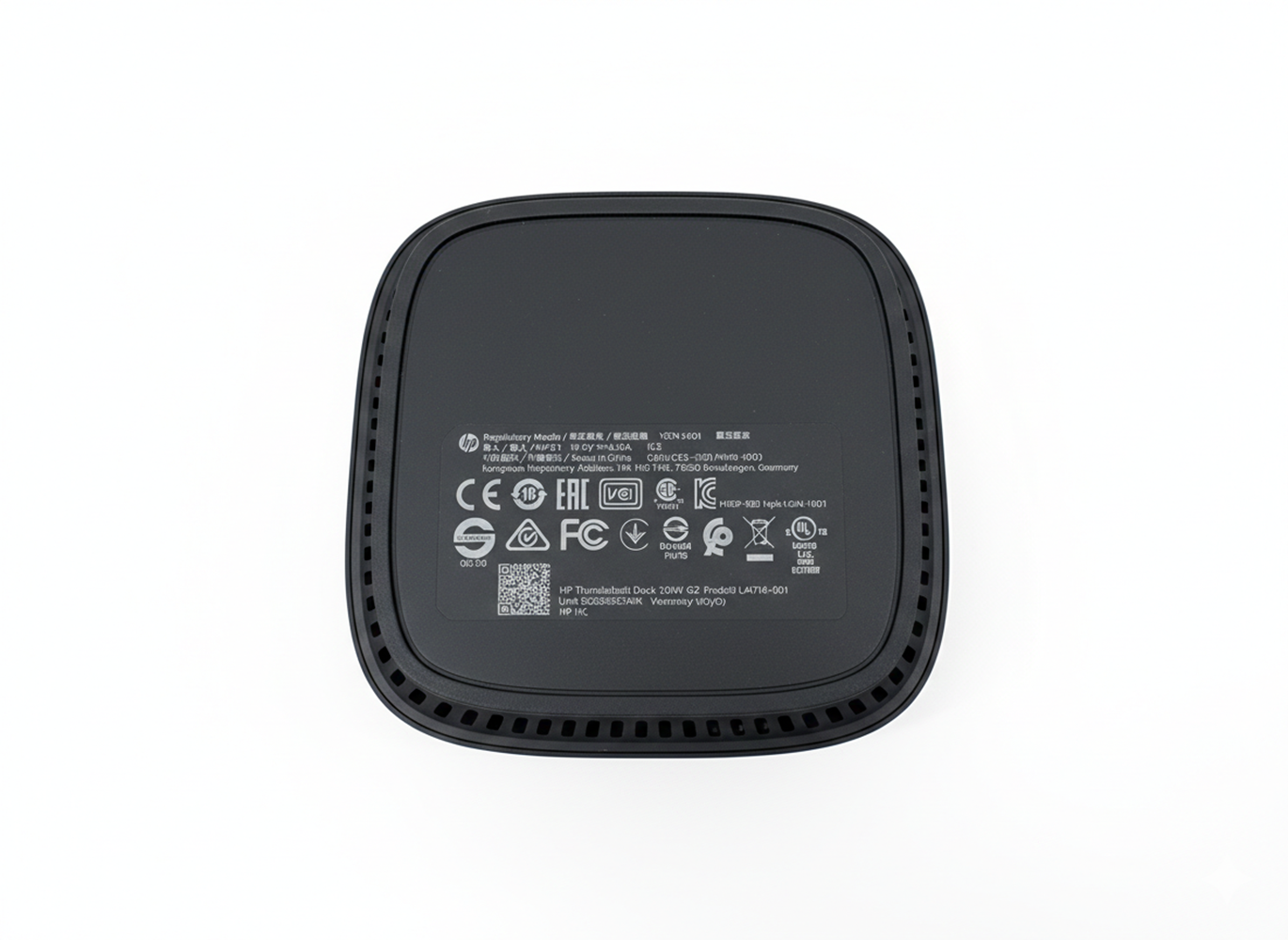 Unterseite eines schwarzen HP Thunderbolt Docks mit Siegeln und Modellnummern.
