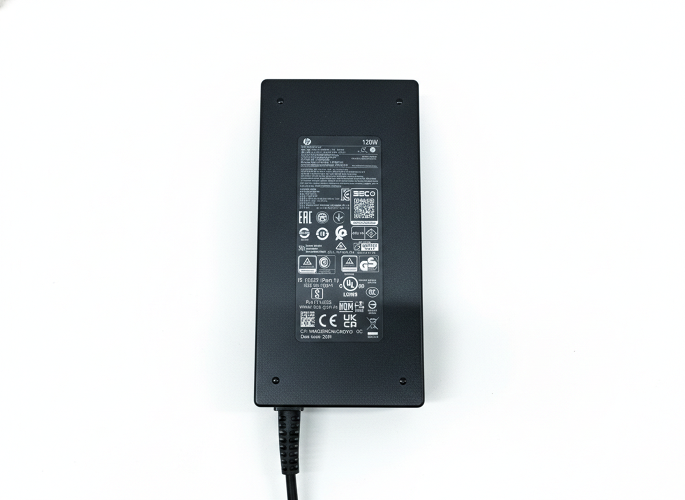 Schwarzer HP Netzteil mit Aufklebern und einem Kabel.