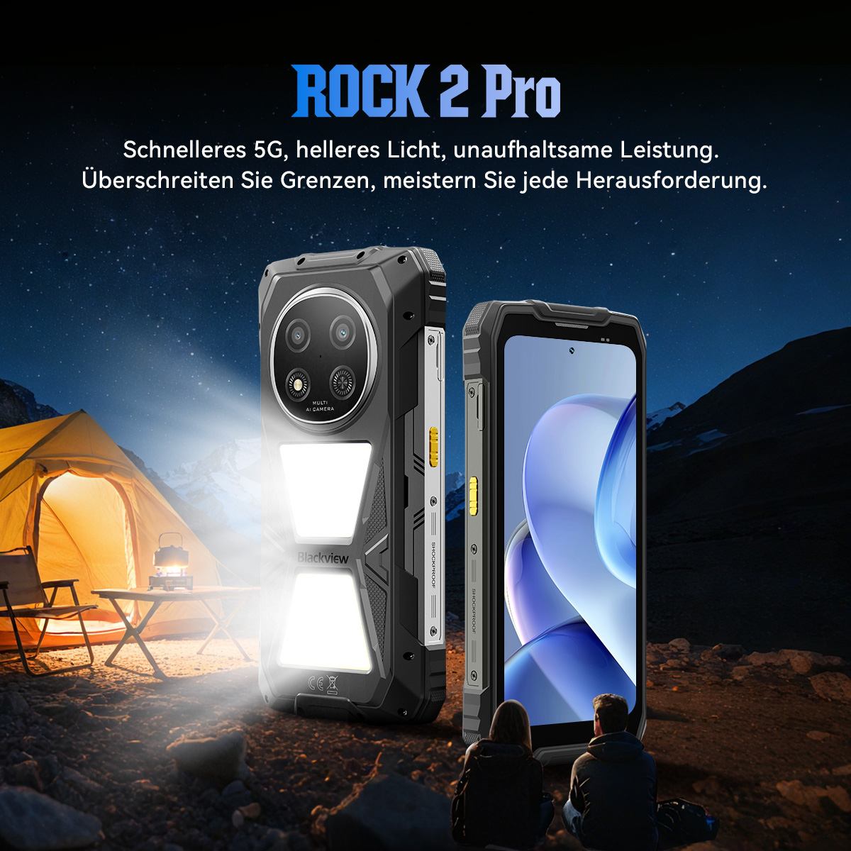 Robustes Handy mit hellen Lichtern am Zeltplatz bei Nacht, zwei Personen sitzen davor.