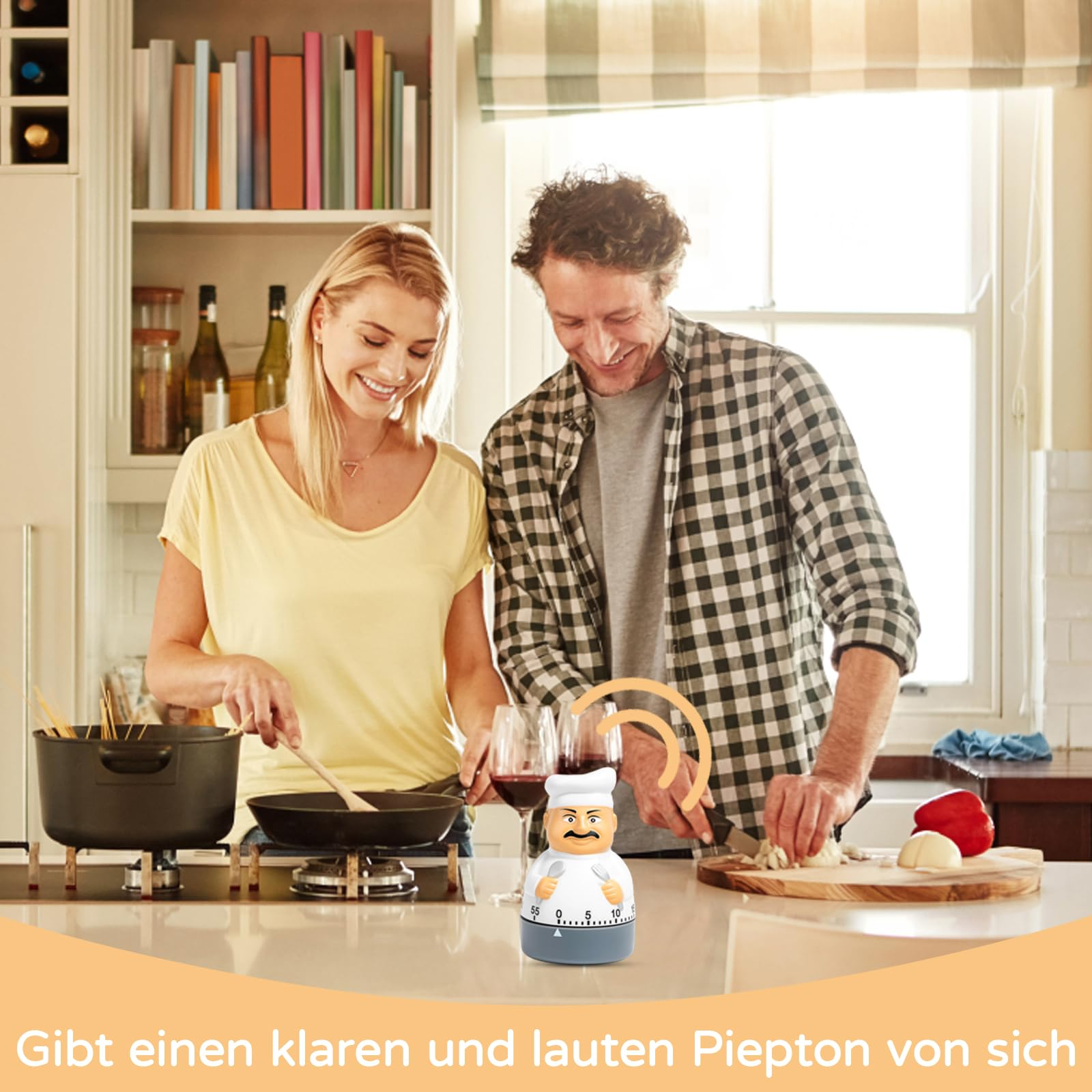 Ein Paar kocht in einer Küche, ein Kochtimer steht auf der Arbeitsplatte.