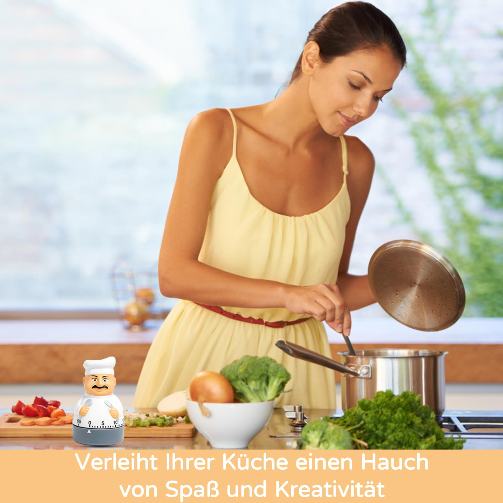 Eine Frau in einem gelben Kleid kocht mit einem Kochtimer in Form einer Figur.