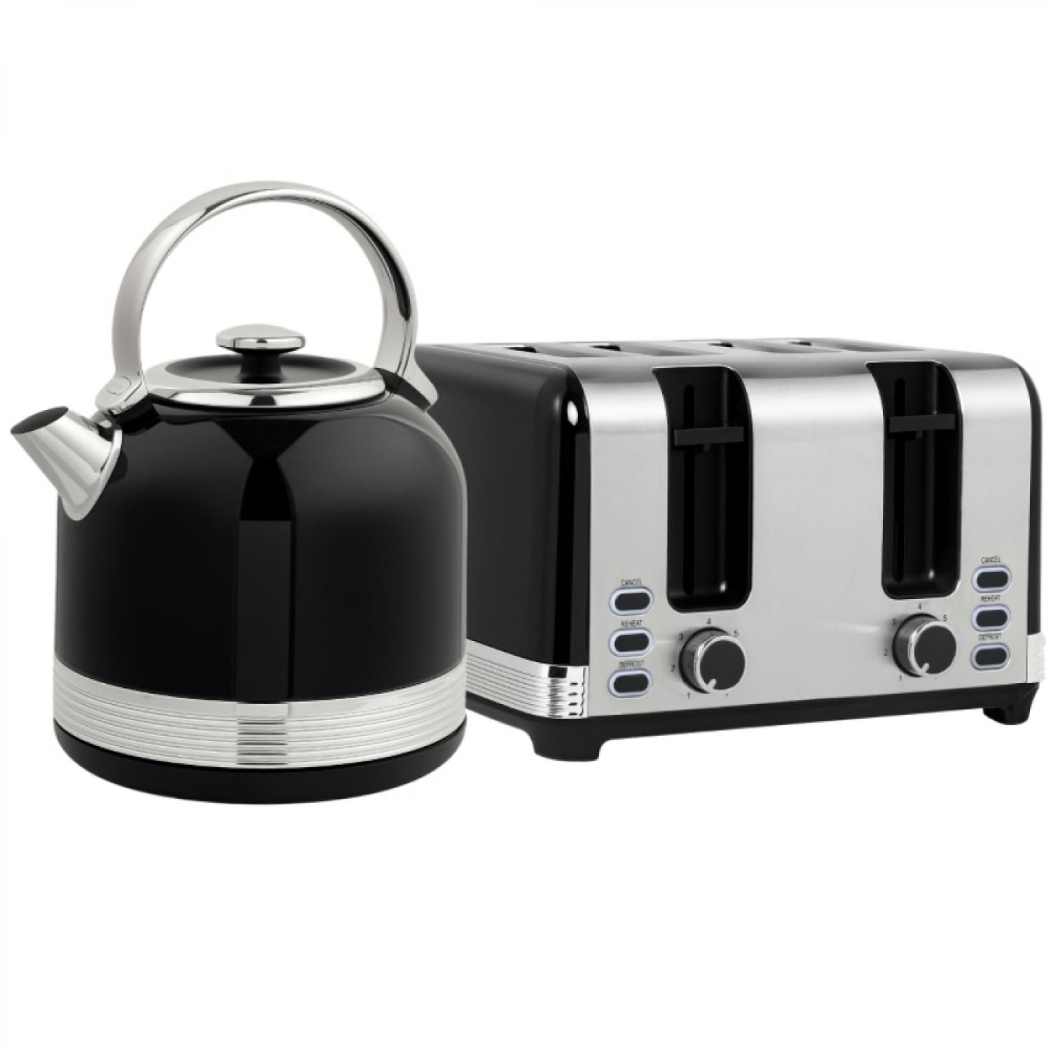 Ein schwarzer Wasserkocher neben einem silbernen Toaster mit vier Schlitzen.