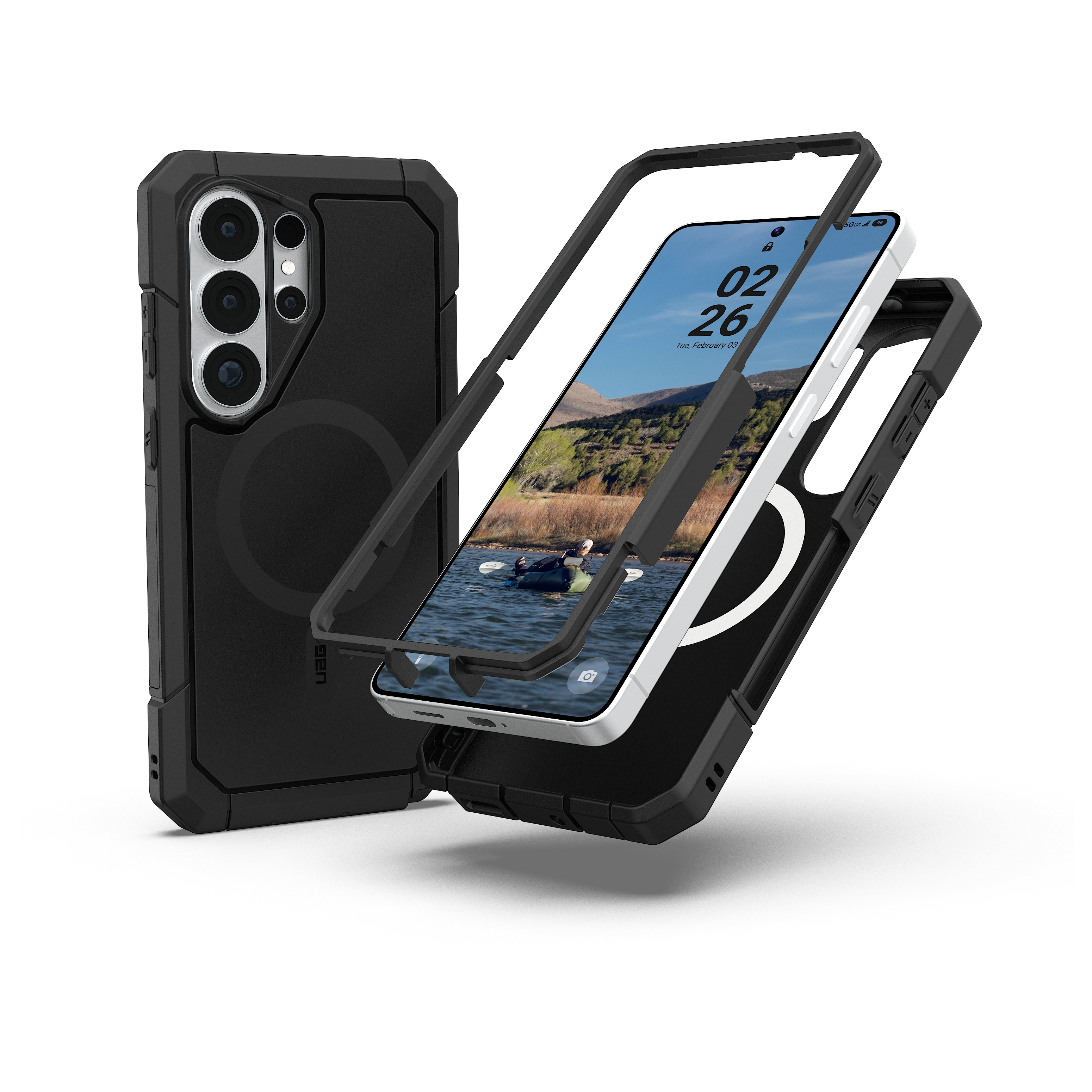 Ein schwarzes Smartphone mit Schutzhülle, das zerlegt wird. Im Hintergrund ein Mann im Kajak.