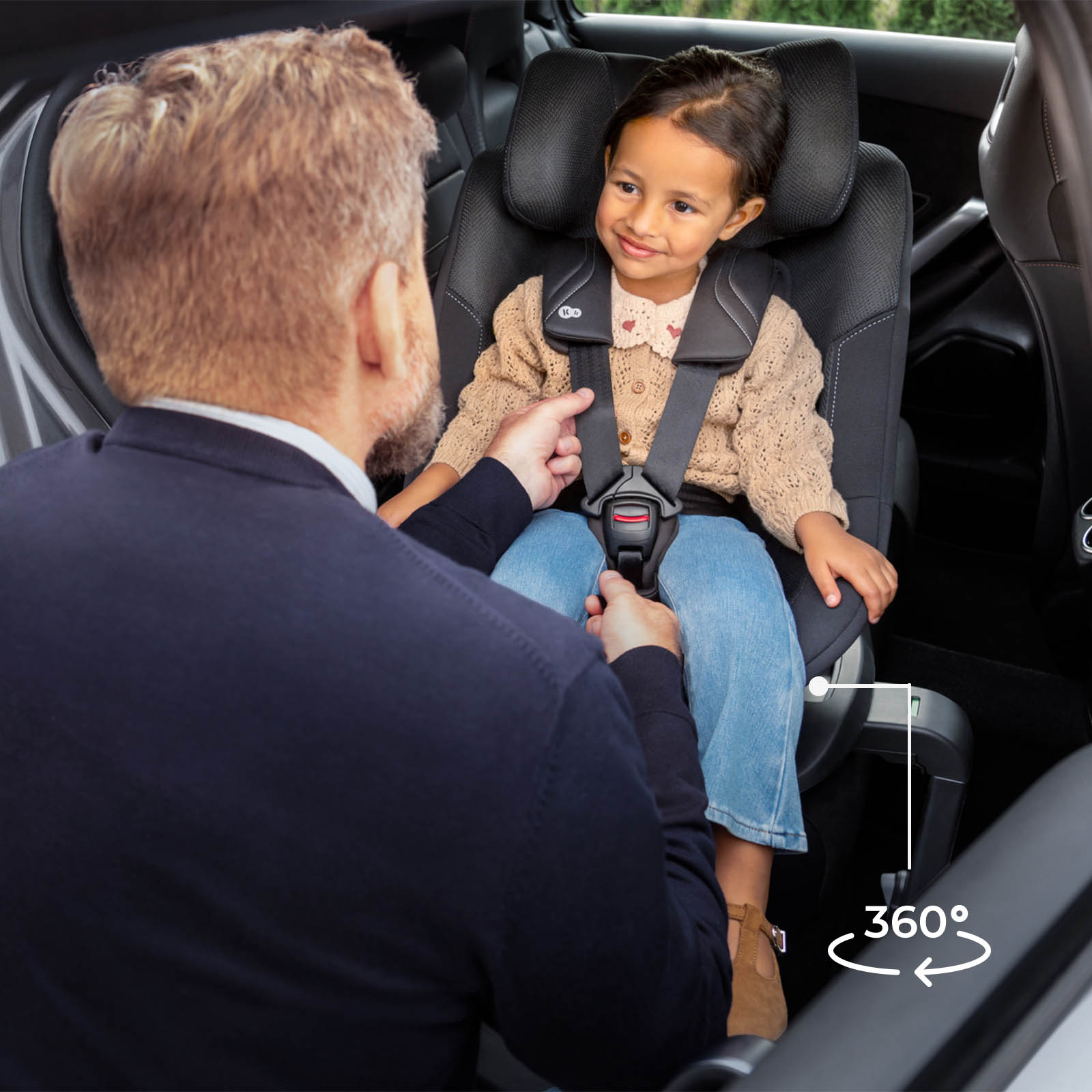 Mann sichert Mädchen in Kindersitz im Auto. 360-Grad-Symbol.