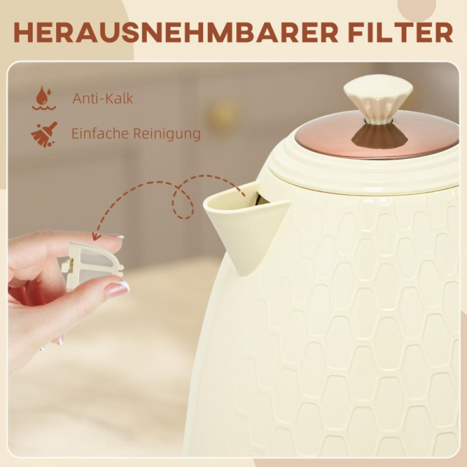 Eine Hand hält einen herausnehmbaren Filter für einen cremefarbenen Wasserkocher.