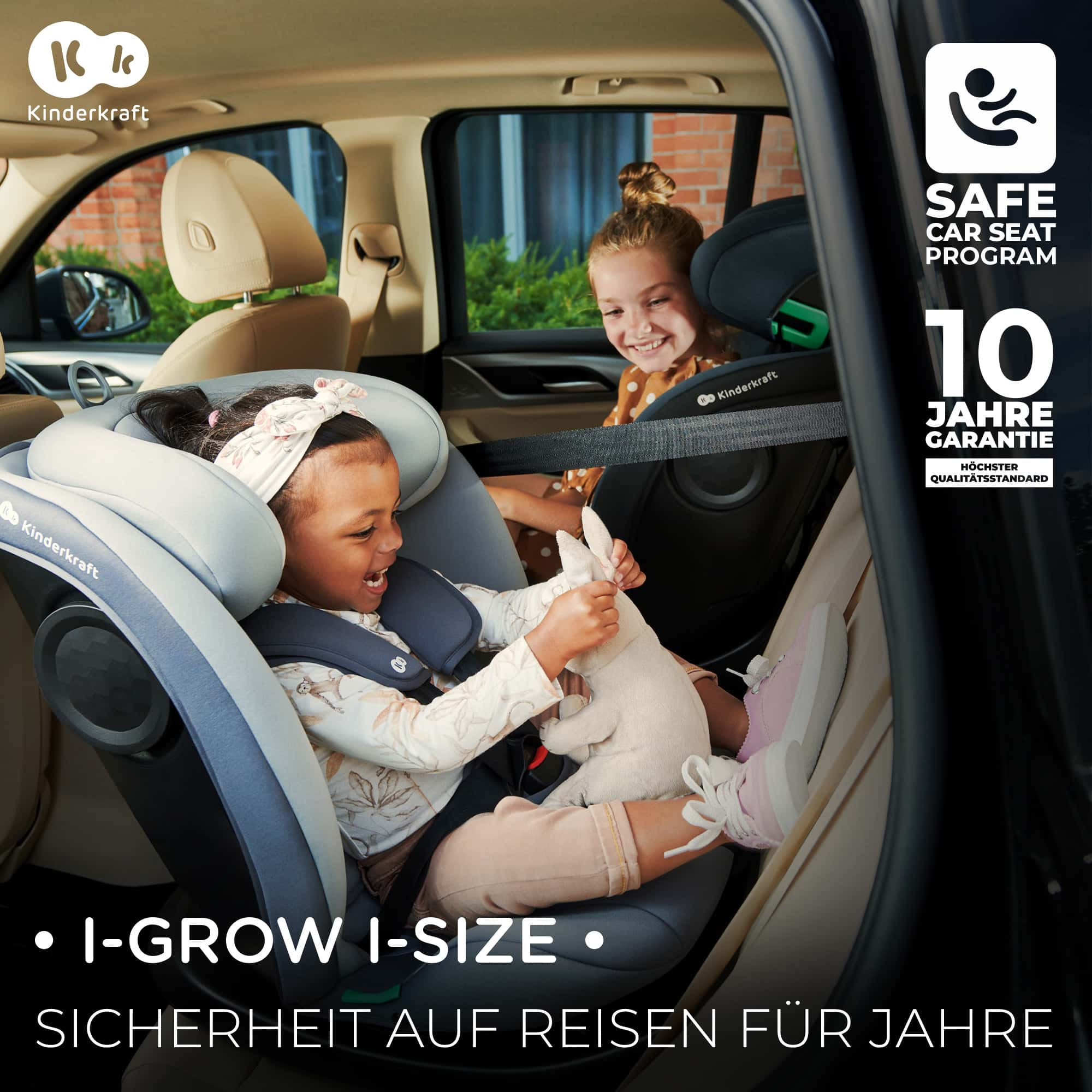 Zwei Kinder in Kindersitzen im Auto, eines spielt mit einem Stofftier.
