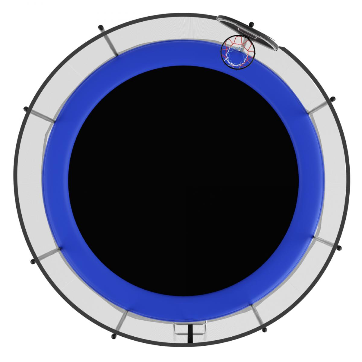 Trampolin mit Sicherheitsnetz, blauer Rand und Basketballkorb.