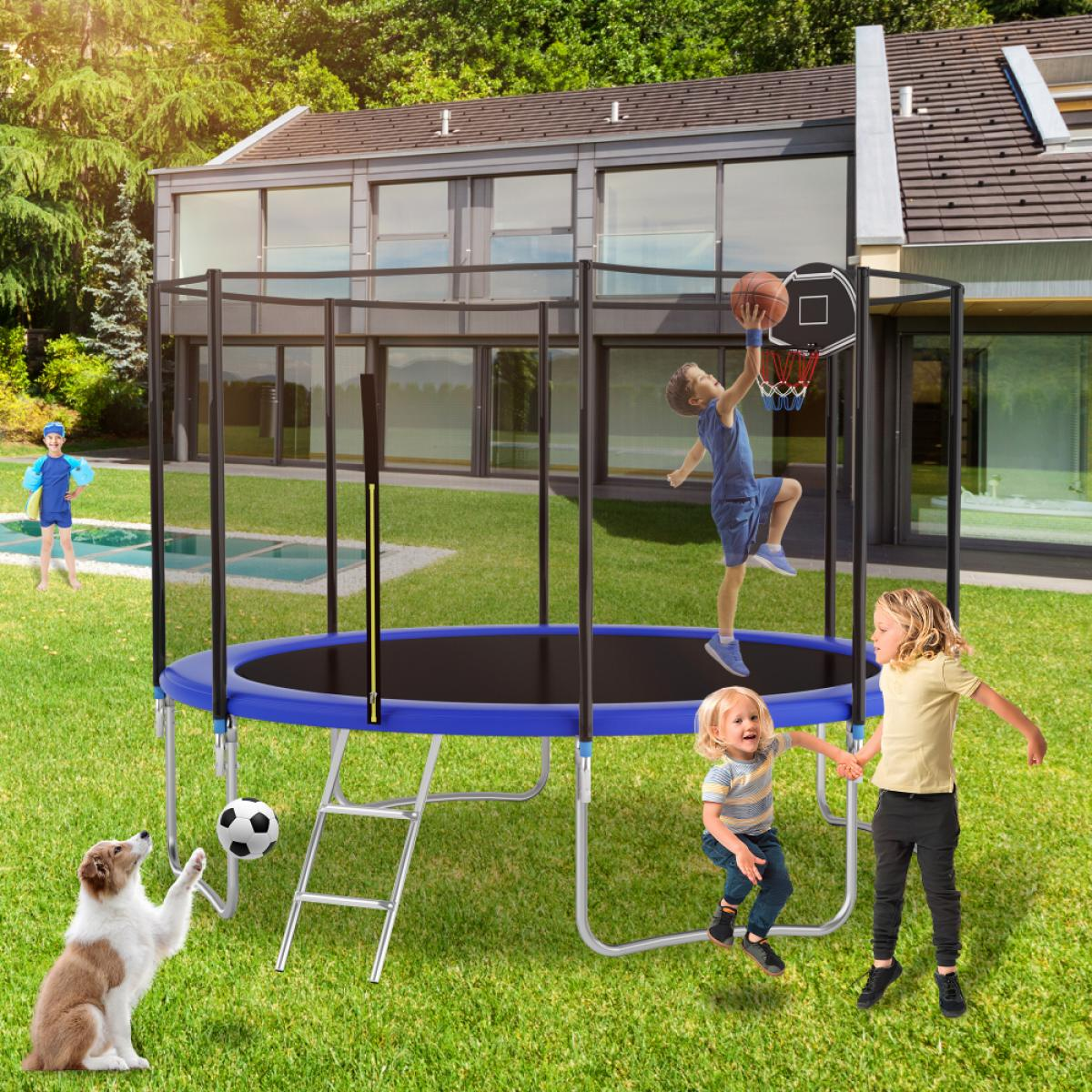 Kinder spielen auf einem Trampolin mit Basketballkorb im Garten.