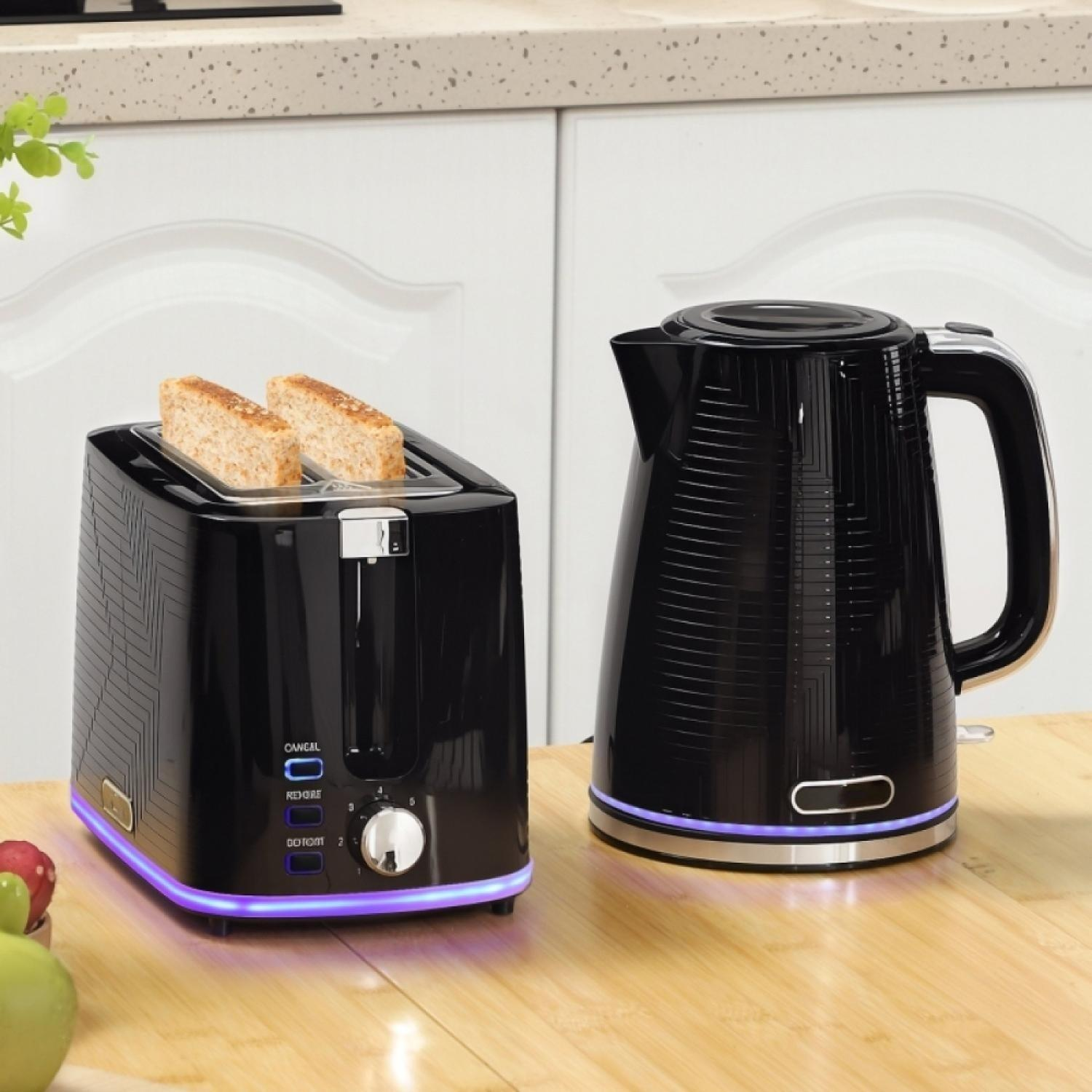 Schwarzer Toaster mit zwei Toastscheiben und Wasserkocher, lila Licht.