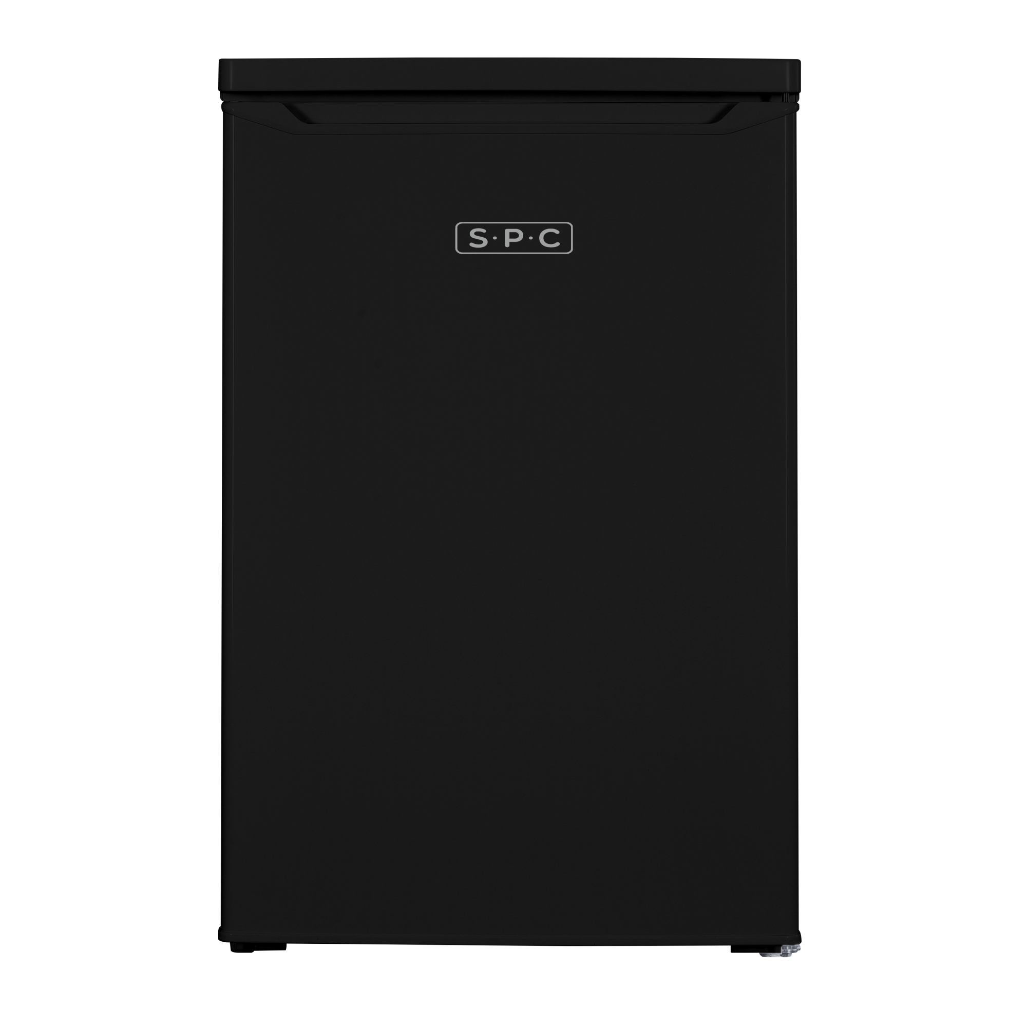 Ein schwarzer Kühlschrank mit dem SPC-Logo auf der Vorderseite.