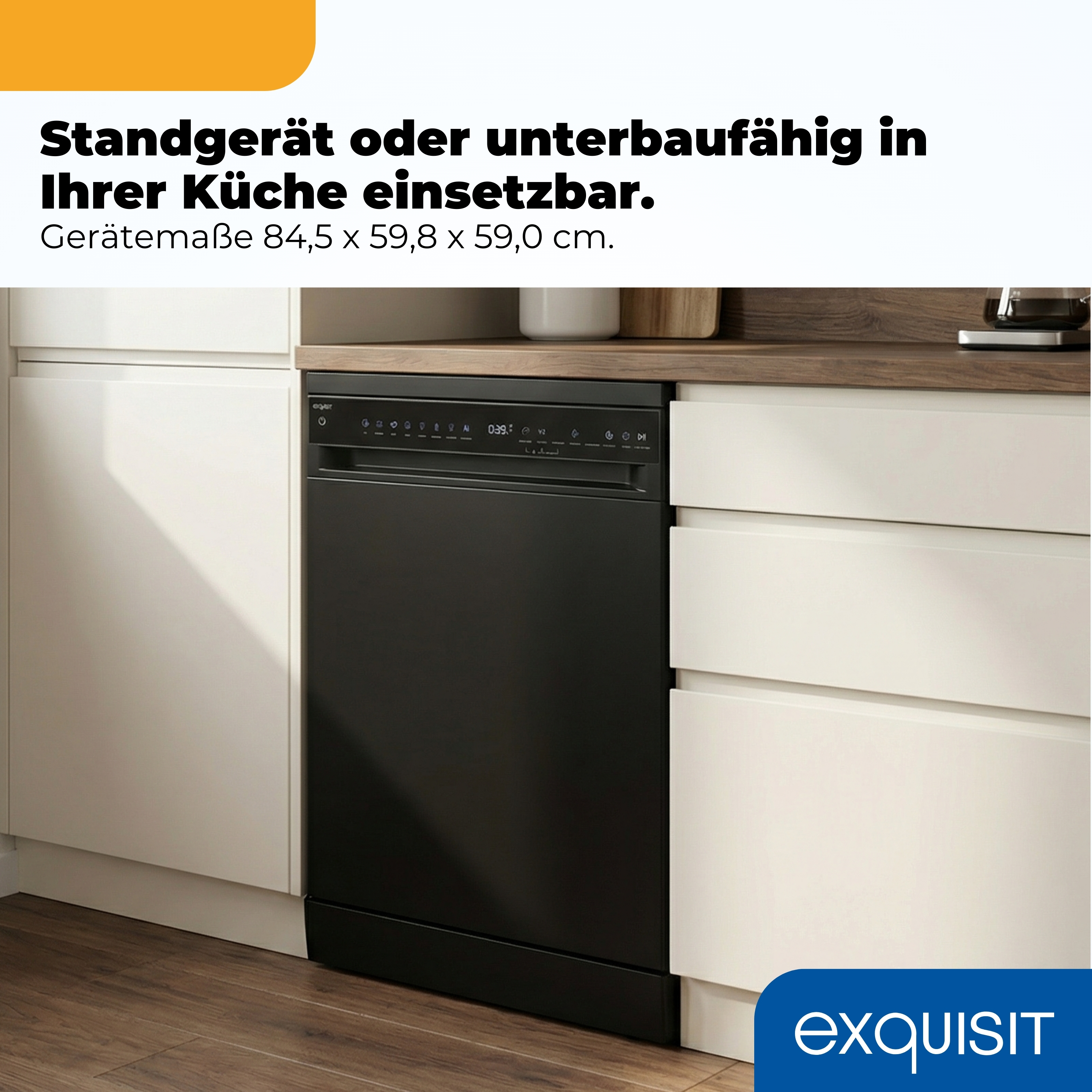 Ein schwarzer Geschirrspüler steht in einer Küche neben weißen Schränken.