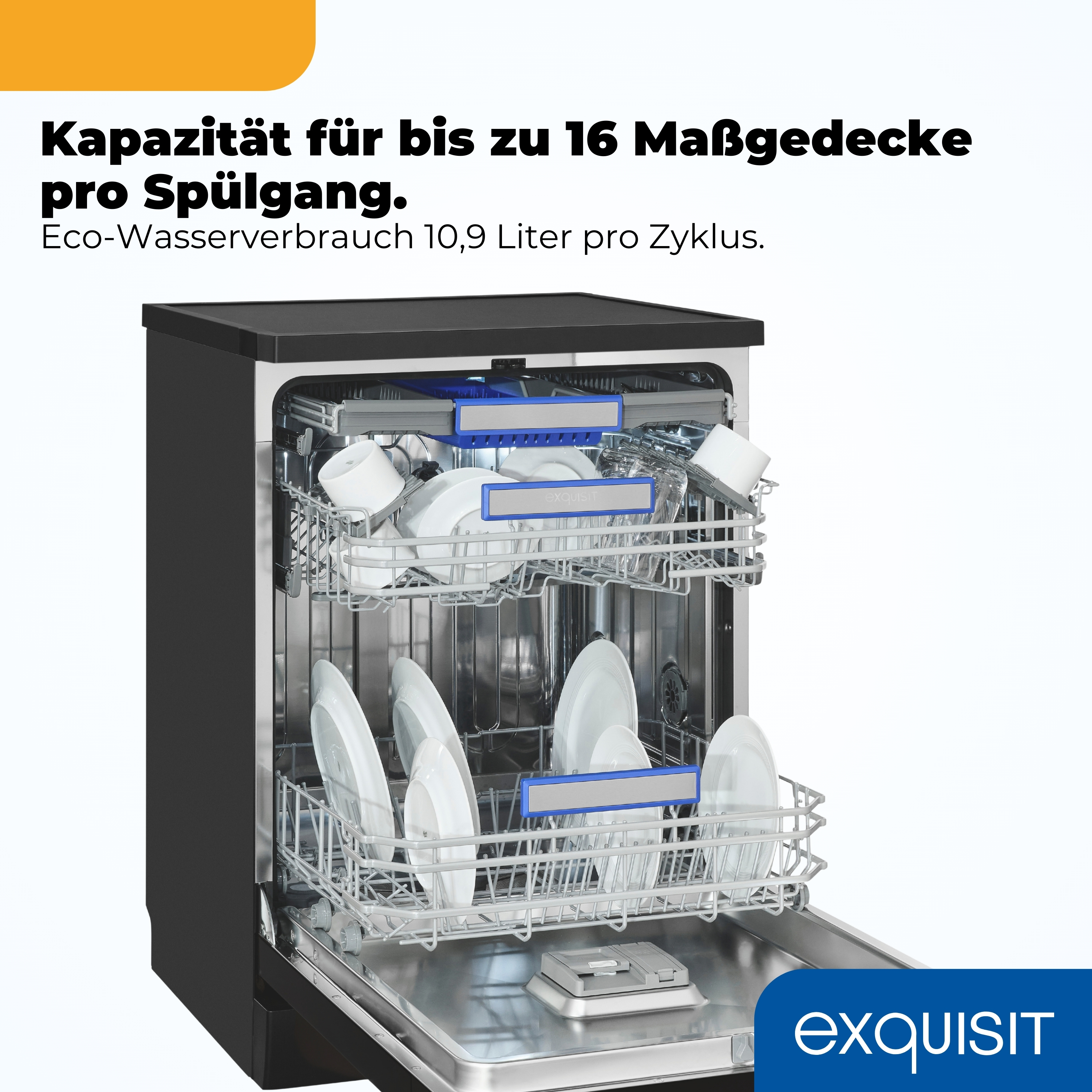 Offene Spülmaschine mit zwei Körben voller weißem Geschirr und Gläsern.