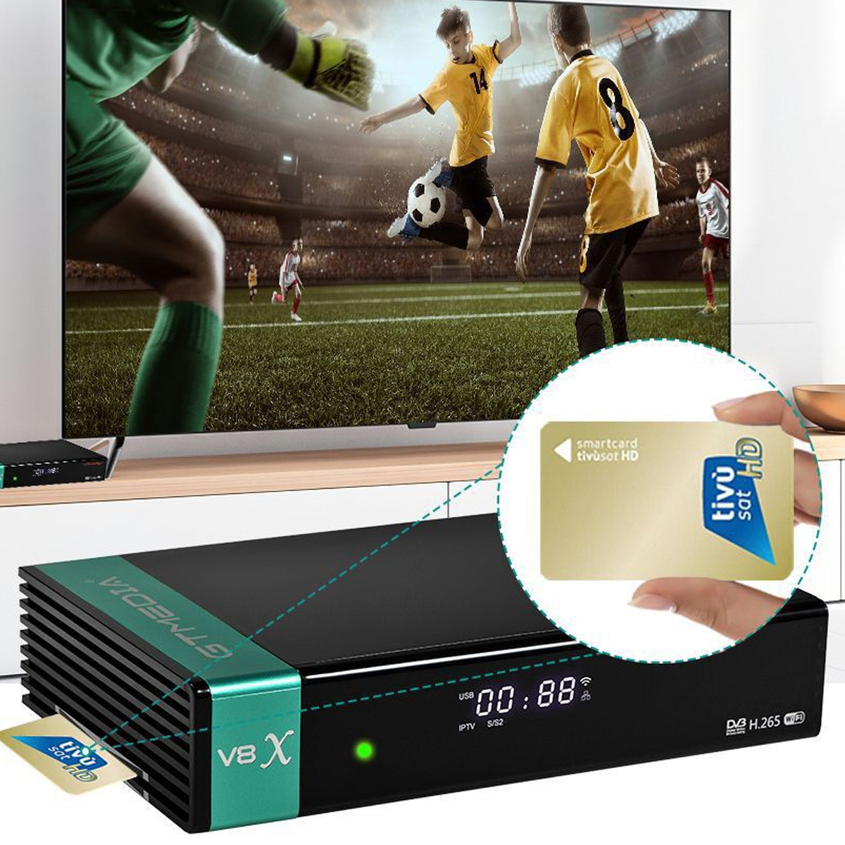 Ein Satellitenreceiver mit einer Smartcard und einem Fußballspiel auf dem Fernseher.