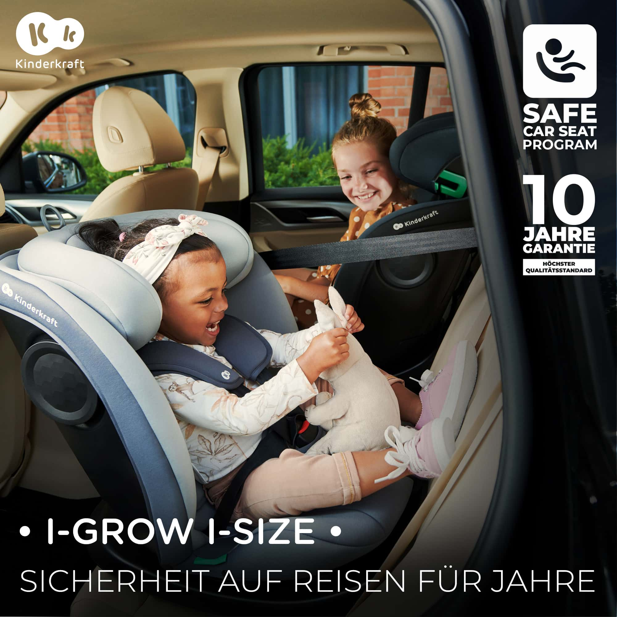 Zwei Mädchen im Auto in Kindersitzen. Eines hält einen Plüschhasen.