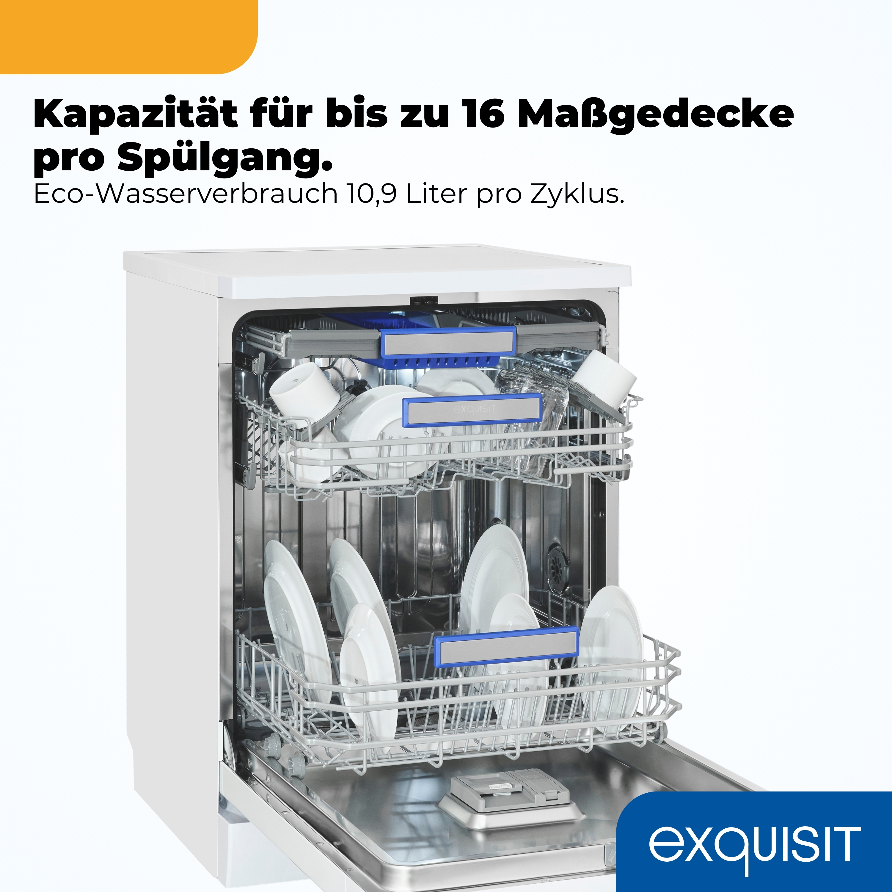 Eine offene Spülmaschine mit zwei Körben voller weißem Geschirr.