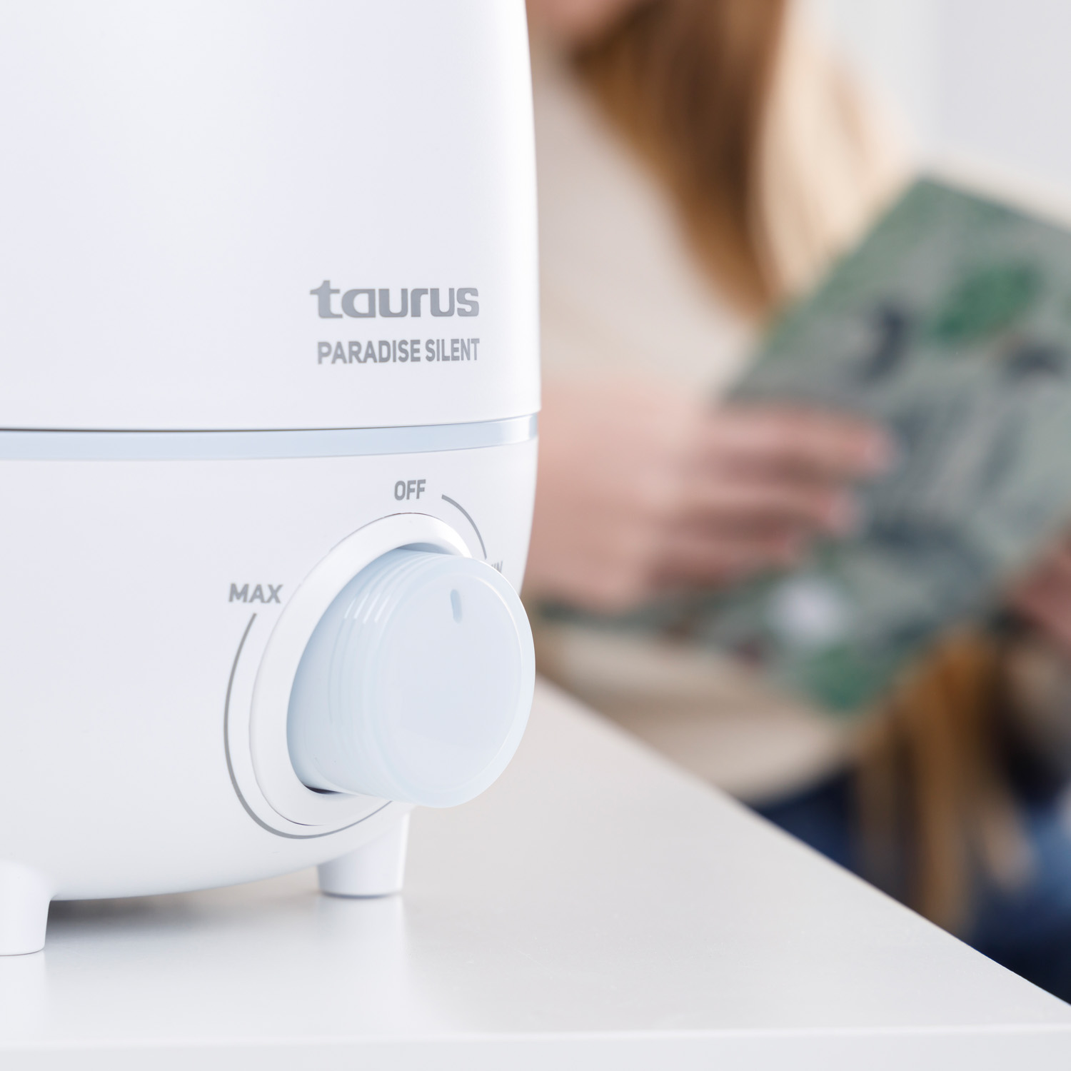 Un humidificador blanco con un pomo y marcas de 'MAX' y 'OFF'.