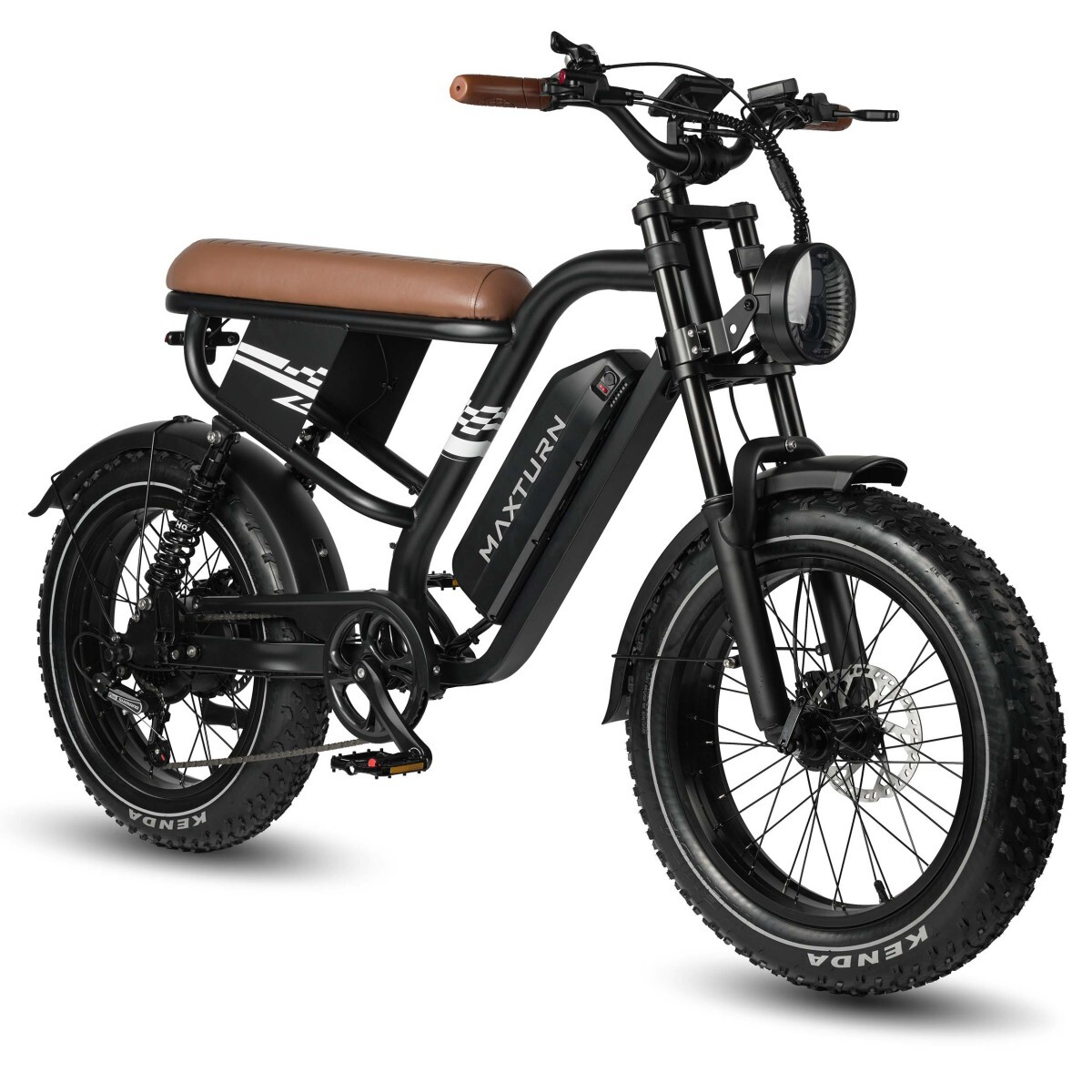 Czarny rower elektryczny z brązowym siedzeniem i szerokimi oponami. Posiada okrągły reflektor i logo MA...