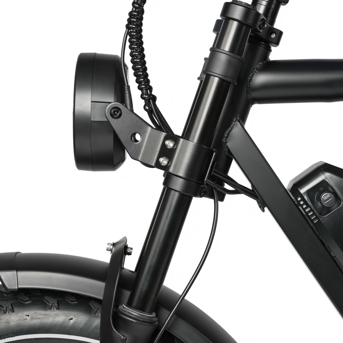 Zbliżenie czarnej ramy roweru elektrycznego ze światłem i akumulatorem.