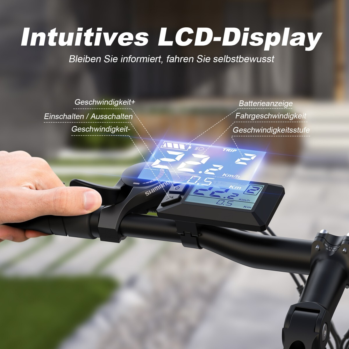 Zbliżenie dłoni trzymającej kierownicę roweru z cyfrowym wyświetlaczem.