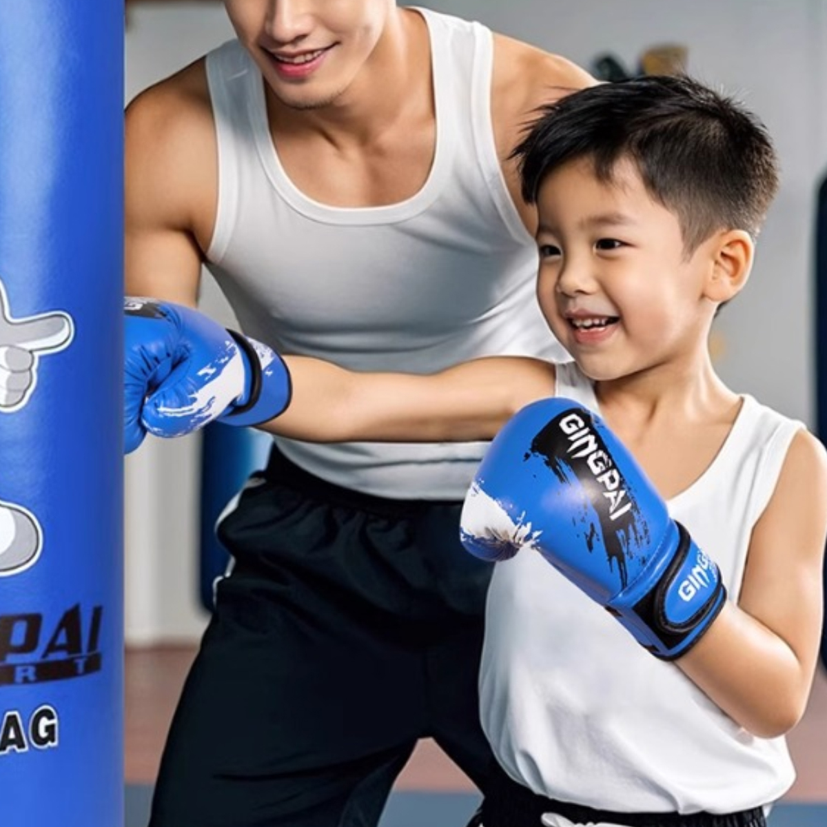 Mann und Junge trainieren Boxen mit blauer Tasche und Handschuhen.