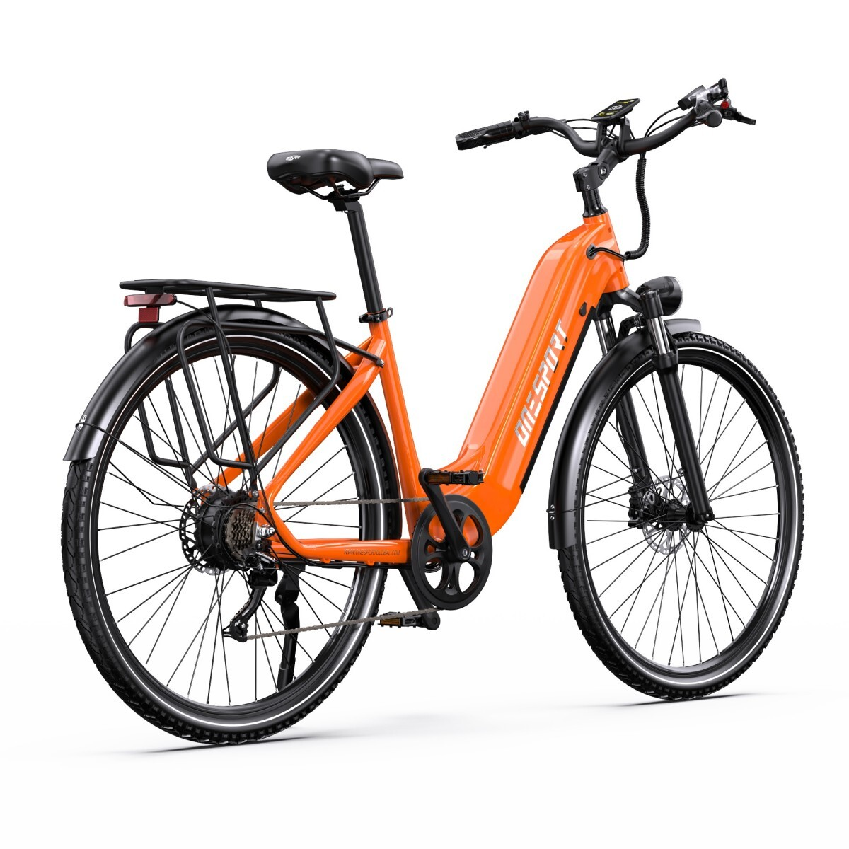 Pomarańczowy e-bike z bagażnikiem i błotnikami, stoi na białym tle.