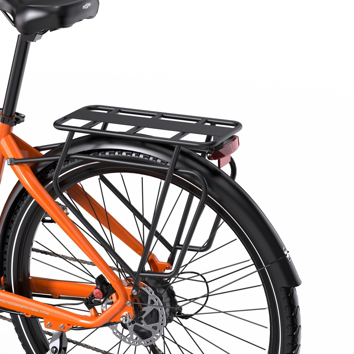 Zbliżenie pomarańczowego roweru z czarnym bagażnikiem i błotnikiem.
