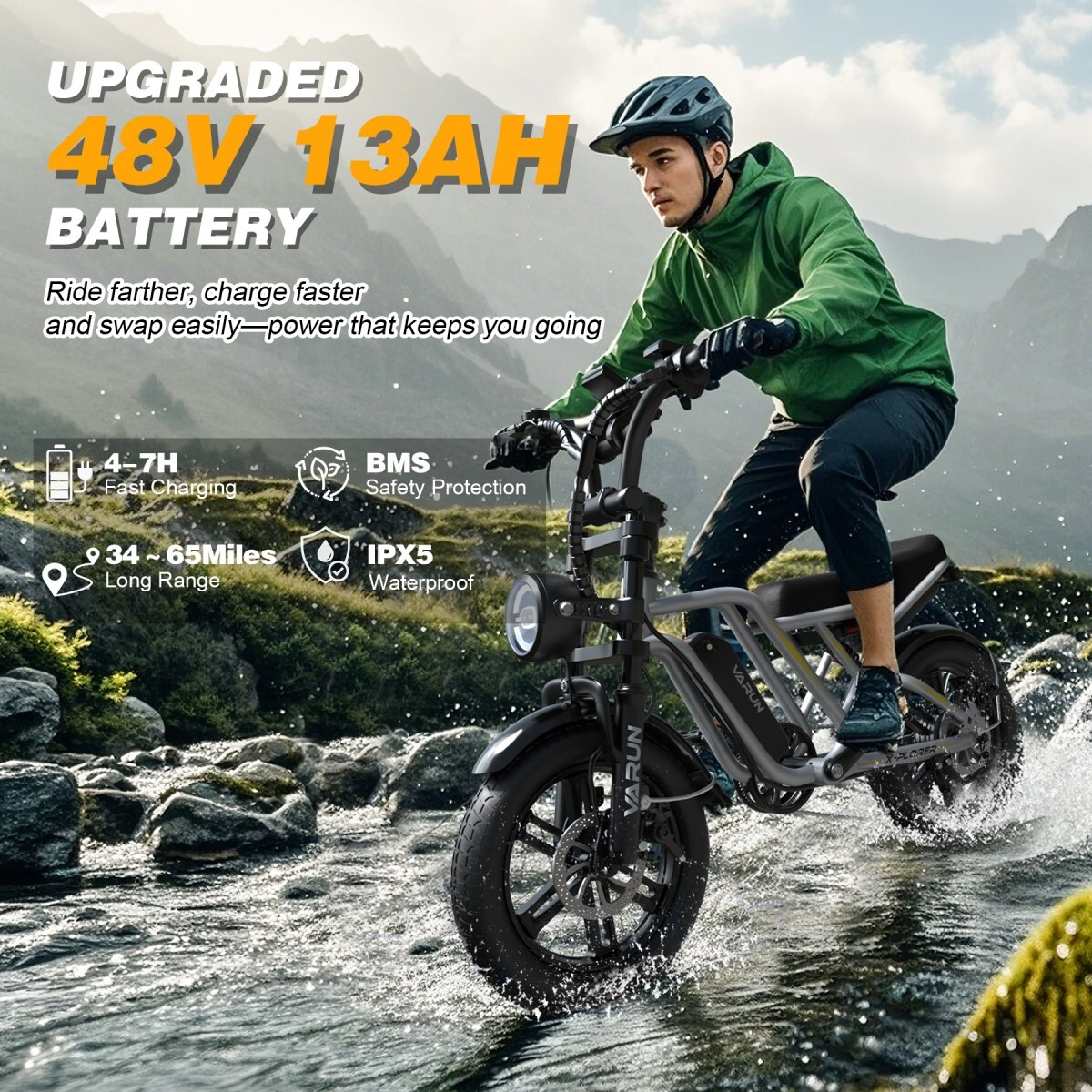 Mężczyzna jedzie rowerem elektrycznym przez płytką wodę, wśród skał i zieleni.