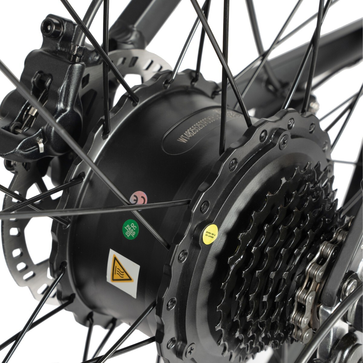 Nahaufnahme der Fahrradnabe mit Motor, Kassette und Speichen.