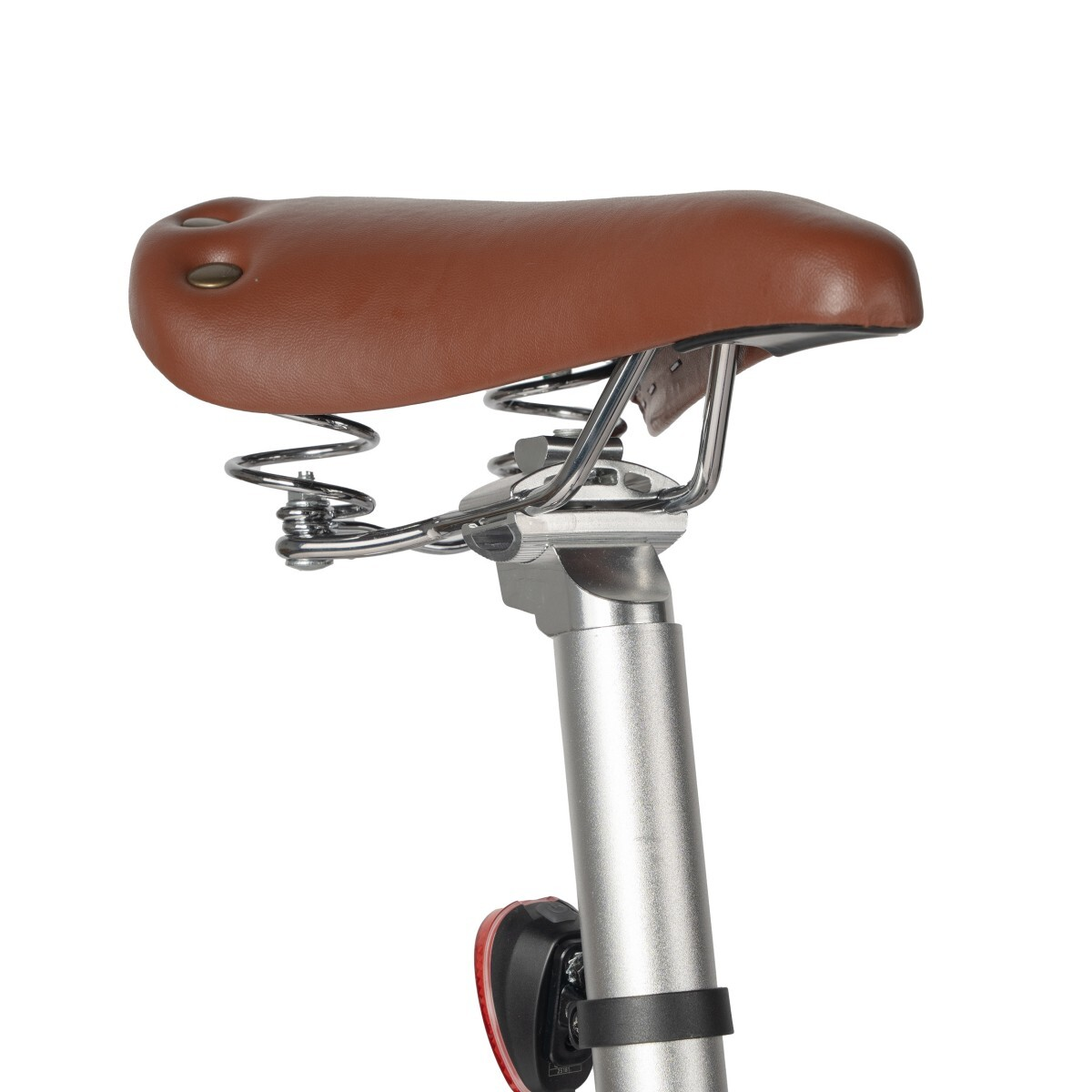 Brązowe skórzane siodło ze srebrnymi sprężynami i srebrną sztycą.