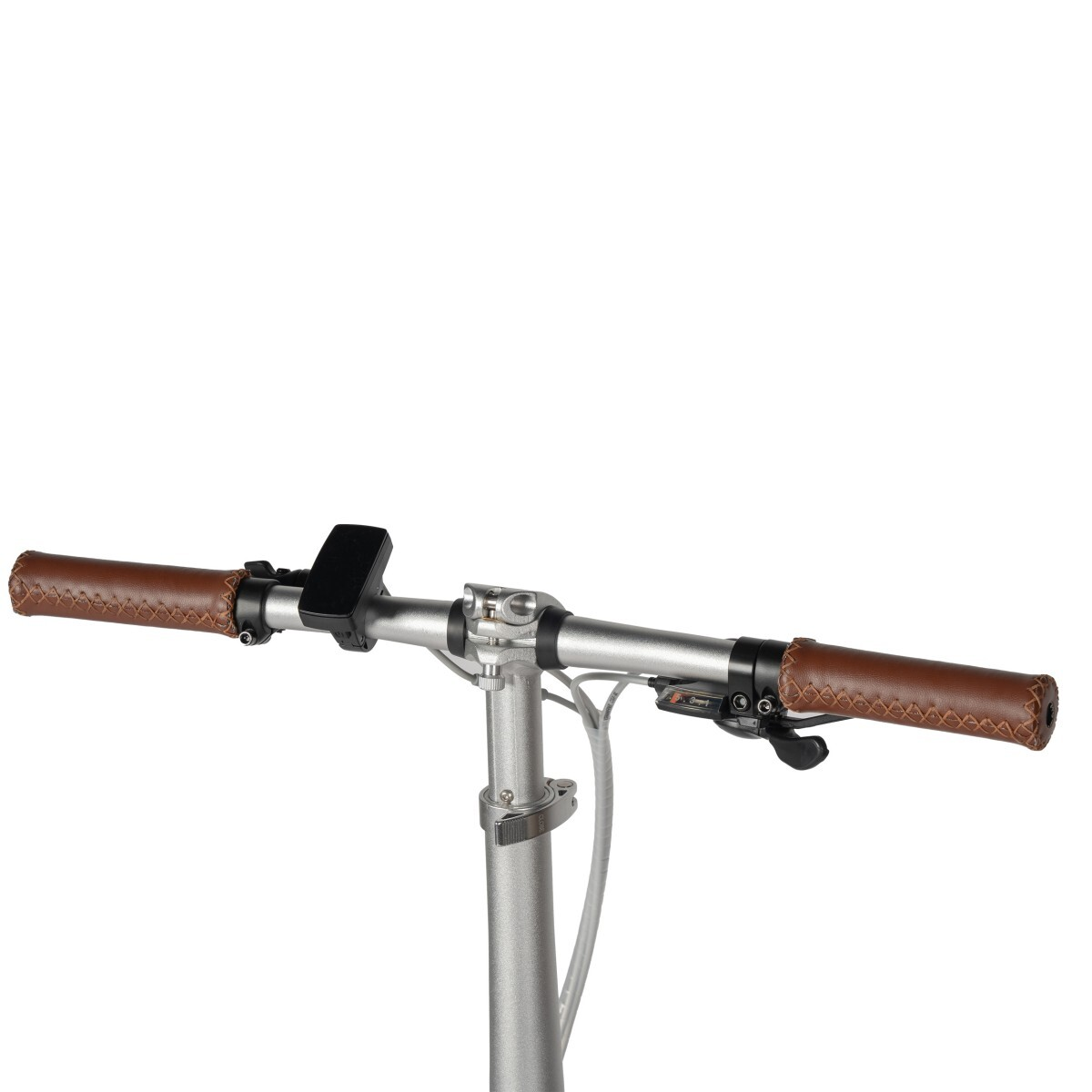 Srebrna kierownica hulajnogi z brązowymi skórzanymi uchwytami i czarnym wyświetlaczem.