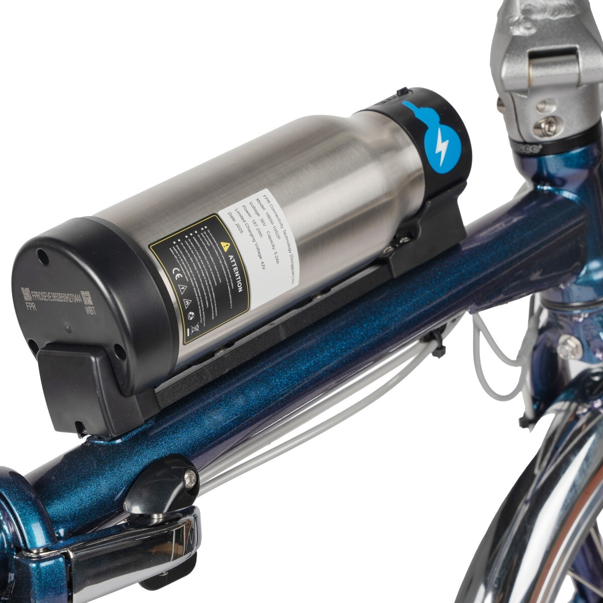 Srebrna bateria rowerowa z czarnym mocowaniem na niebieskiej ramie.