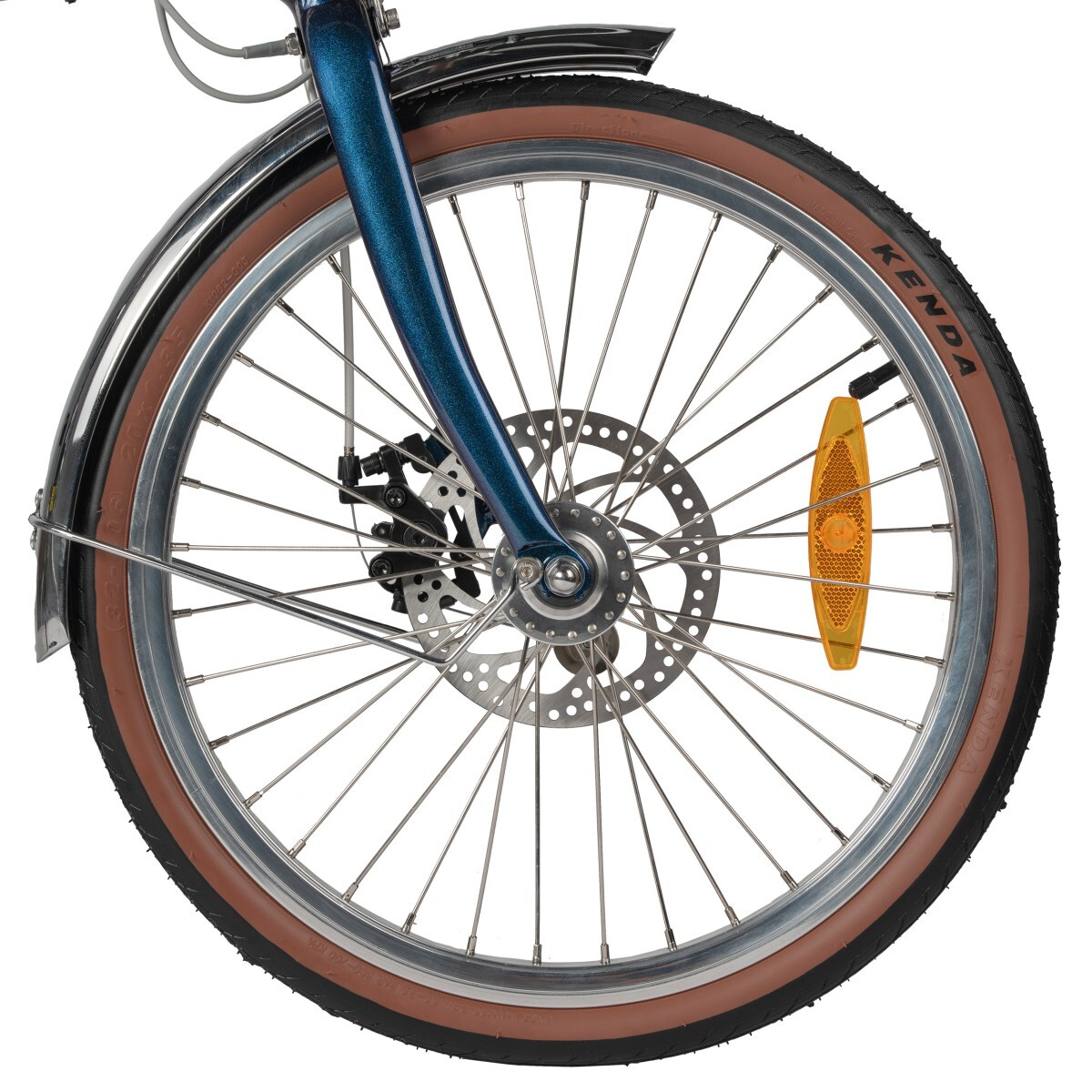 Zbliżenie koła roweru z niebieską ramą, szprychami, hamulcem tarczowym i brązową oponą.