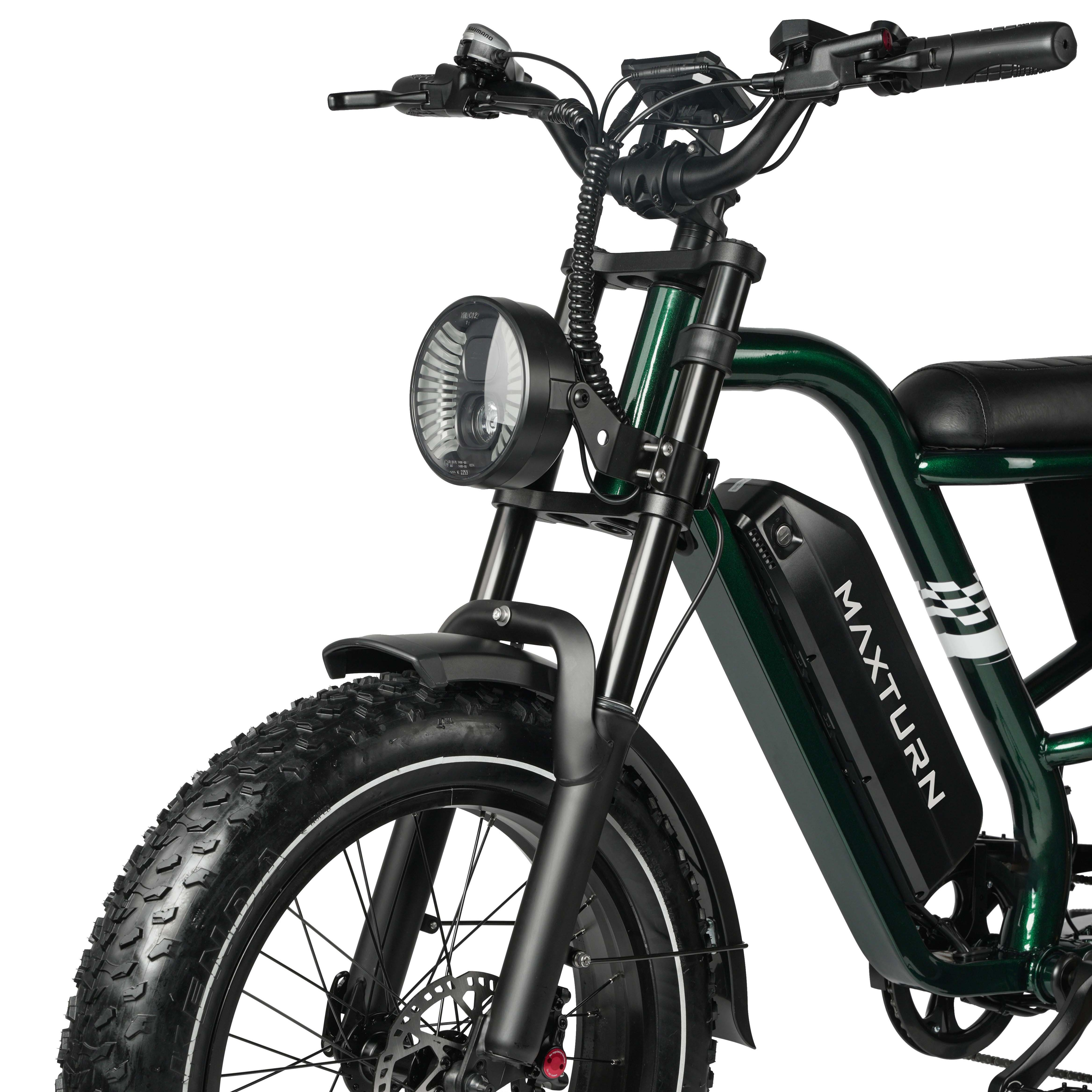 Ciemnozielony rower elektryczny z grubymi oponami, okrągłym światłem i logo "MAXTURN".