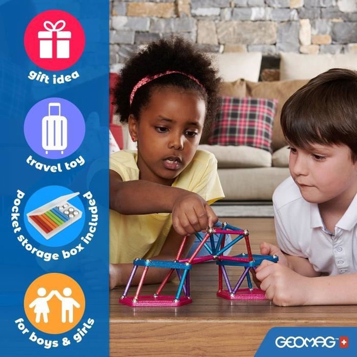 Due bambini costruiscono un ponte con aste e sfere magnetiche.