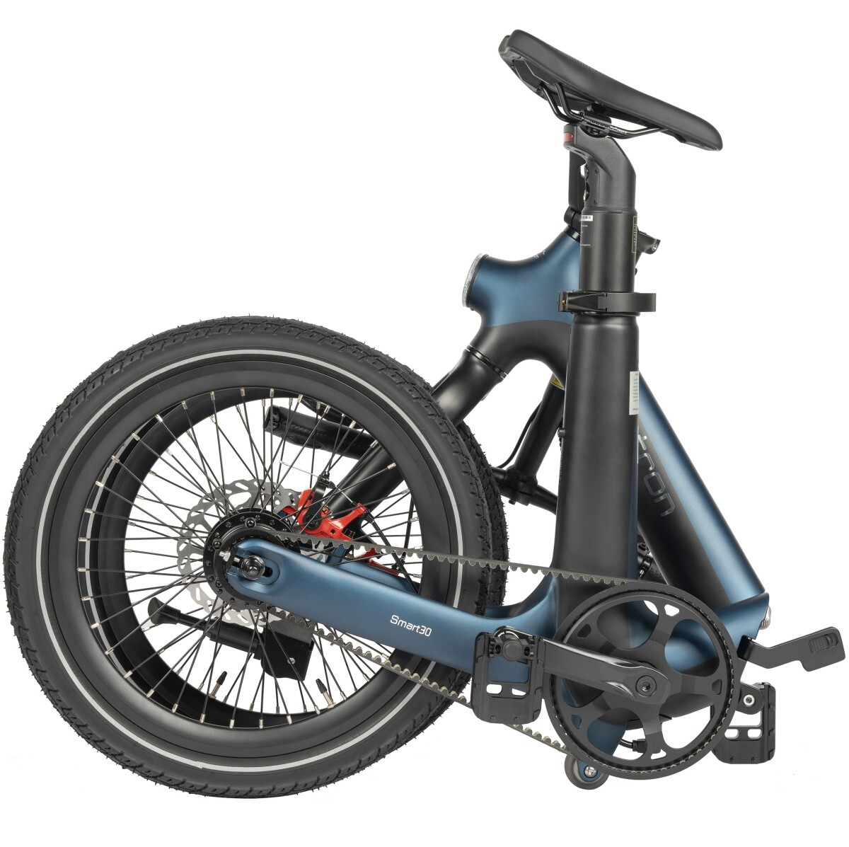 Niebieski rower składany z czarnymi kołami, napędem pasowym i siodełkiem.