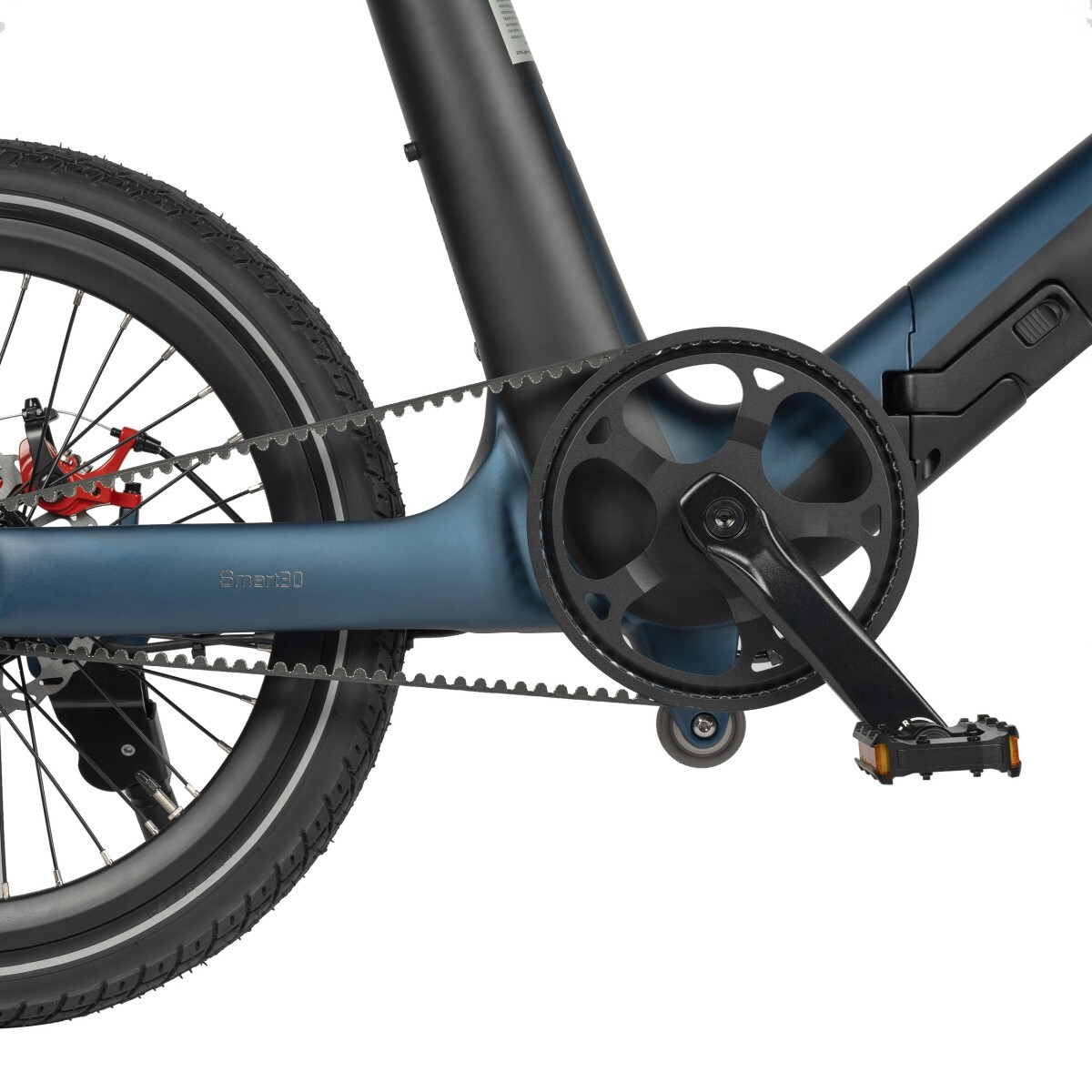 Zbliżenie niebieskiej ramy roweru z korbą, pedałem i napędem paskowym.