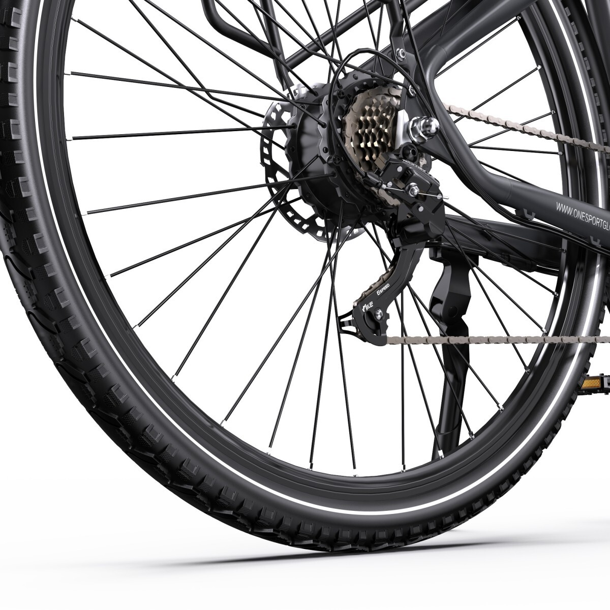 Zbliżenie tylnego koła czarnego roweru, widoczna przerzutka, łańcuch i szprychy.