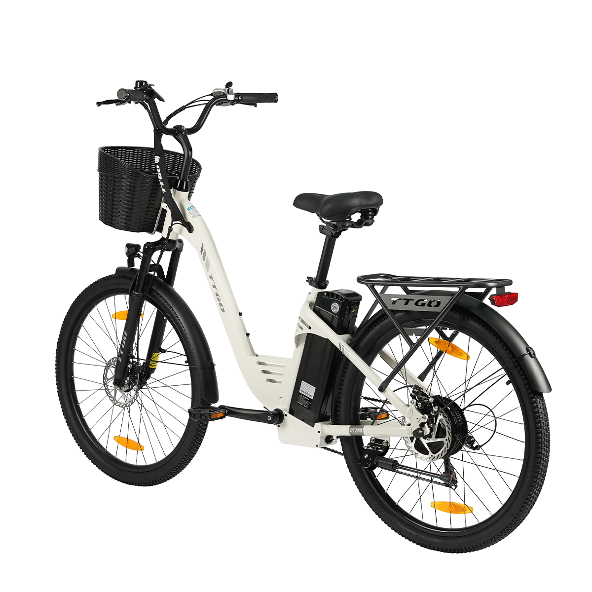 Biały rower elektryczny z czarnym koszem i bagażnikiem, na białym tle.