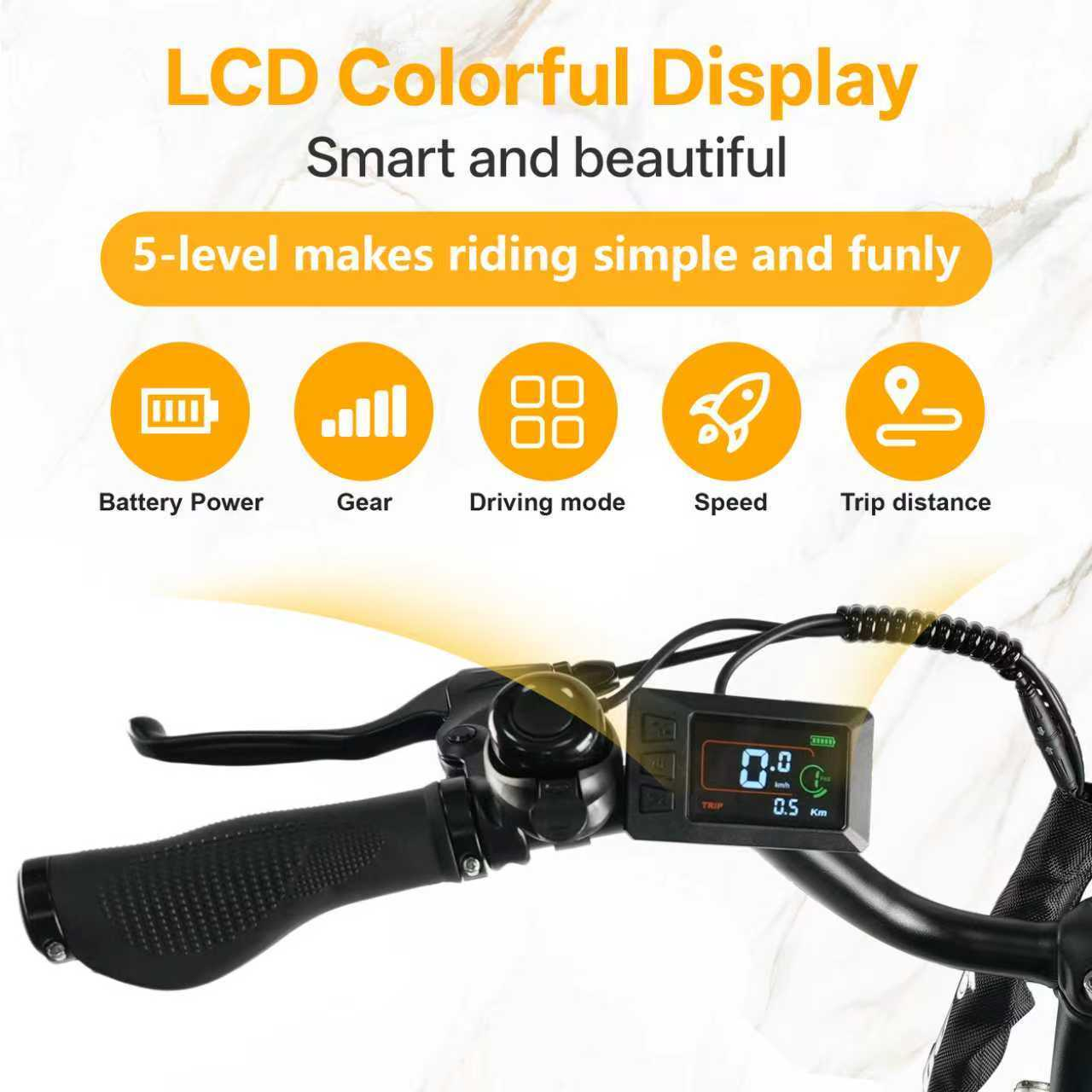 Zbliżenie kierownicy roweru elektrycznego z wyświetlaczem LCD i ikonami baterii, biegu, trybu, prędkości i dystansu.