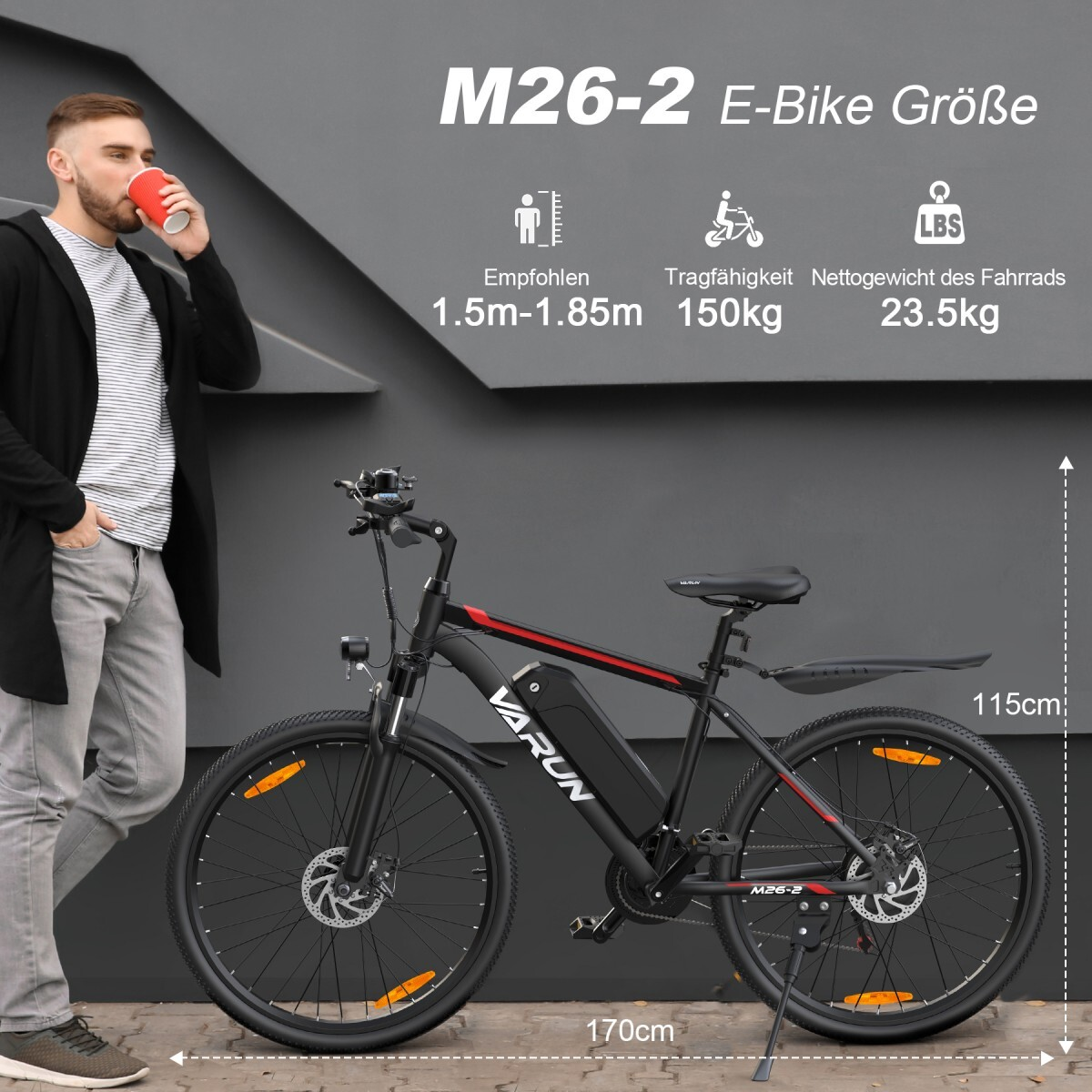 Mężczyzna pije z czerwonego kubka obok czarnego roweru elektrycznego. Wymiary: 170cm Dł, 115cm W.