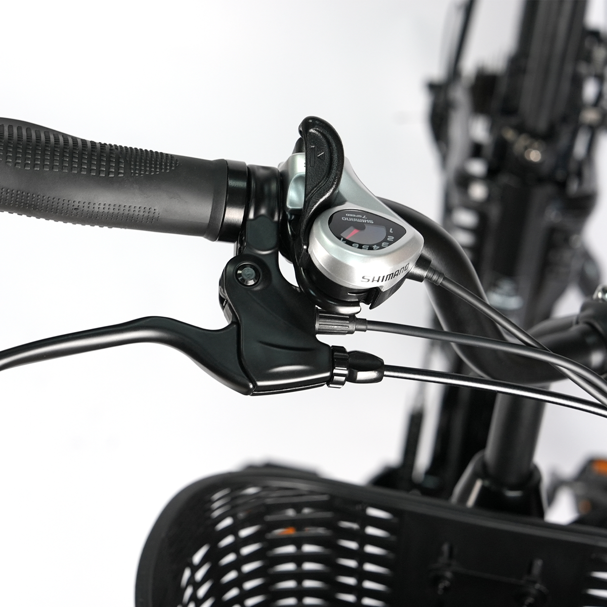 Zbliżenie kierownicy roweru z uchwytem, dźwignią hamulca i manetką.