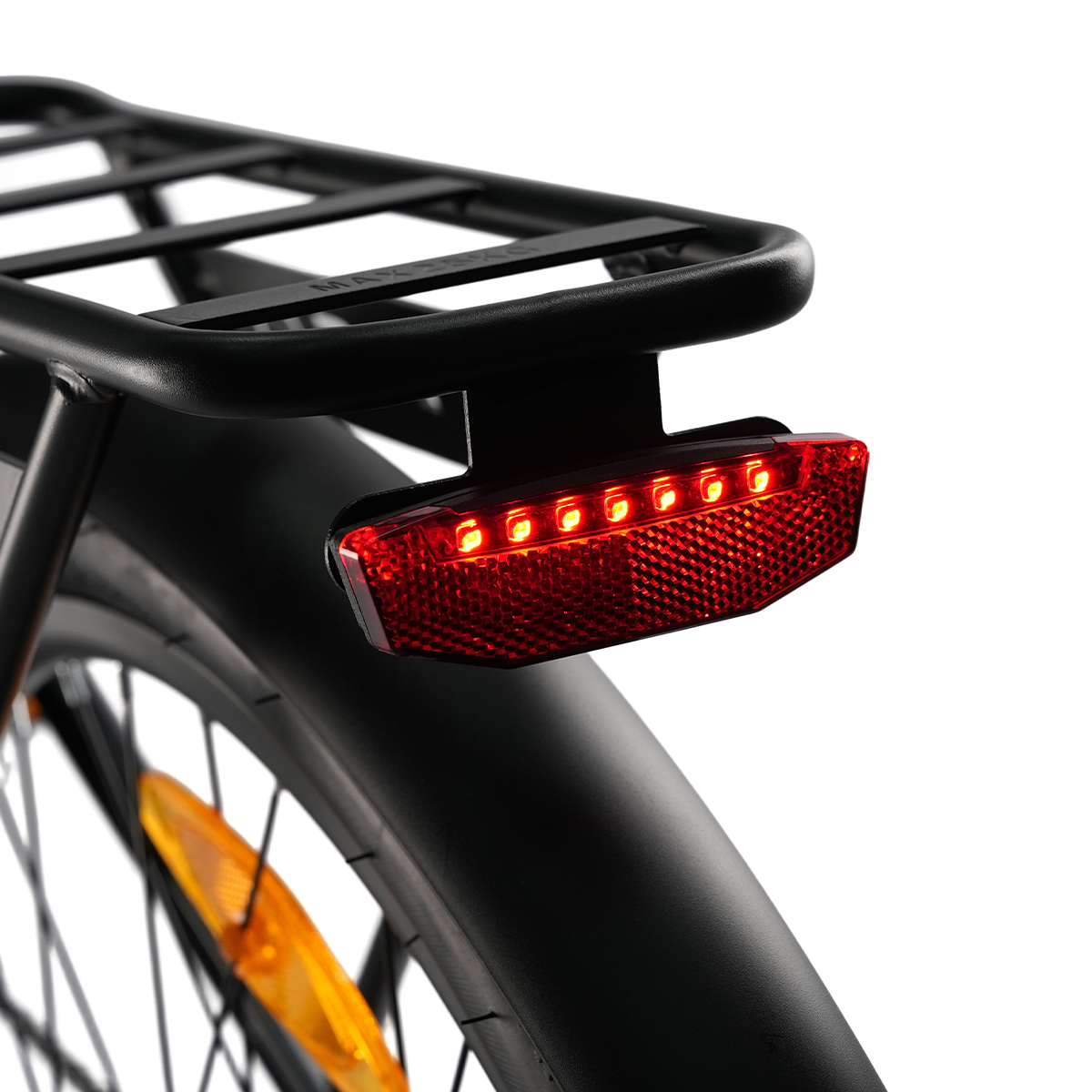 Tylne światło rowerowe z czerwonymi diodami LED, czarny bagażnik, białe tło.