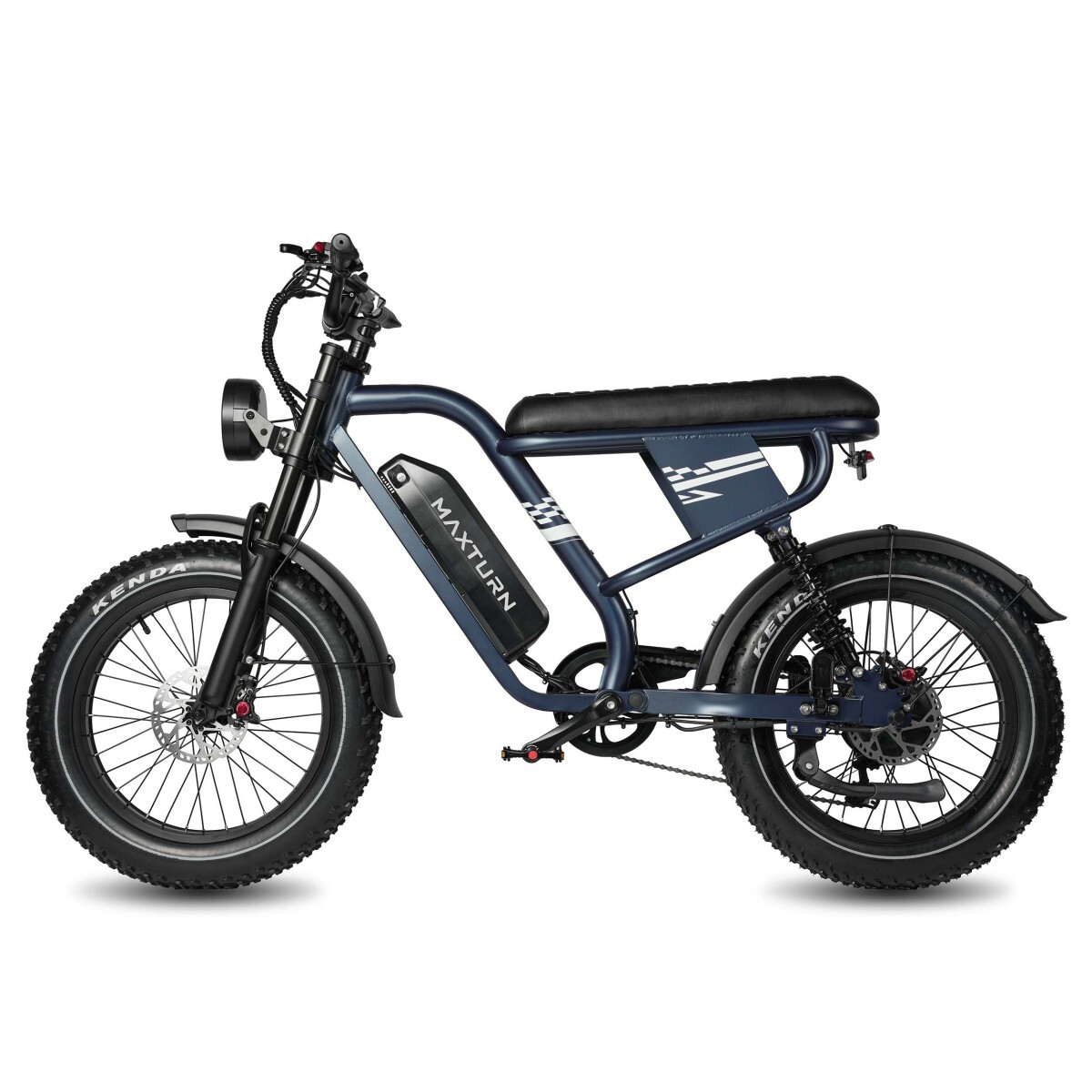 Ein dunkelblaues E-Bike mit dicken Reifen und schwarzem Sattel steht vor weißem Hintergrund.