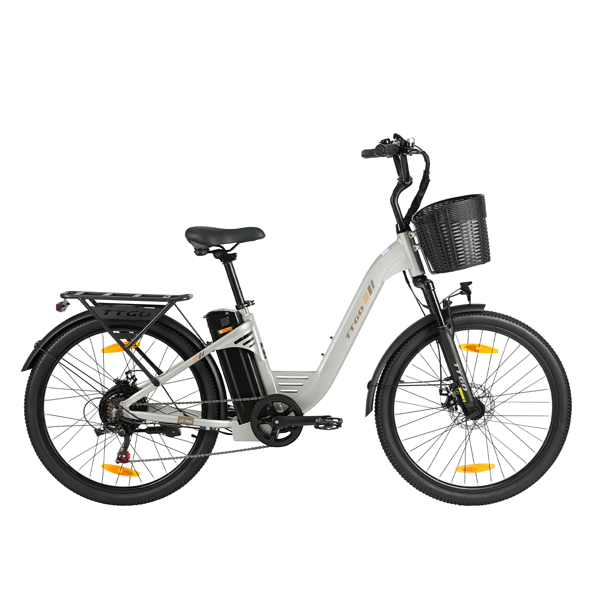 Srebrny rower elektryczny z koszykiem z przodu, bagażnikiem z tyłu, na białym tle.
