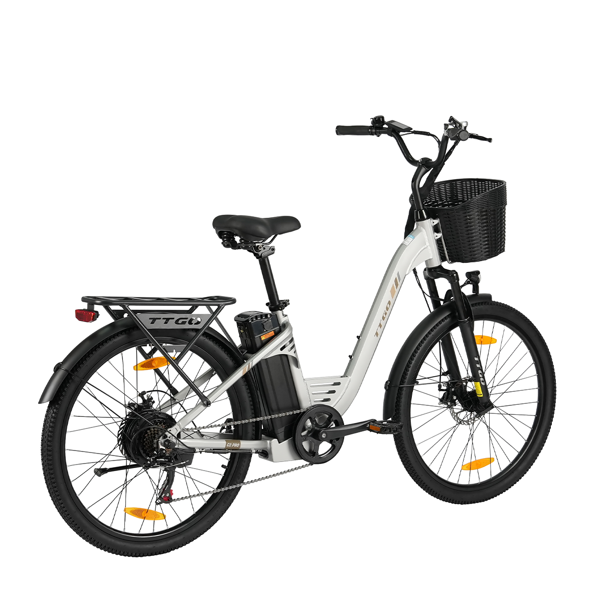 Srebrny rower elektryczny z czarnym koszem, bagażnikiem i oponami, na białym tle.